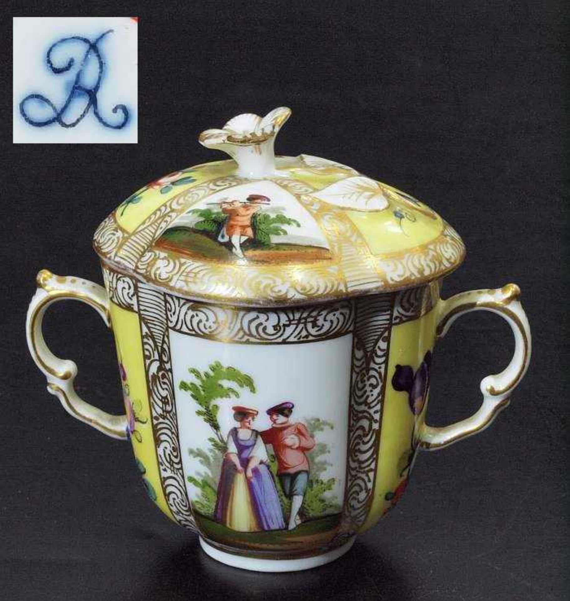 Deckeltasse. MEISSEN Deckeltasse, im Meissener Stil. Farbige Bemalung, gold staffiert, abwechselnd