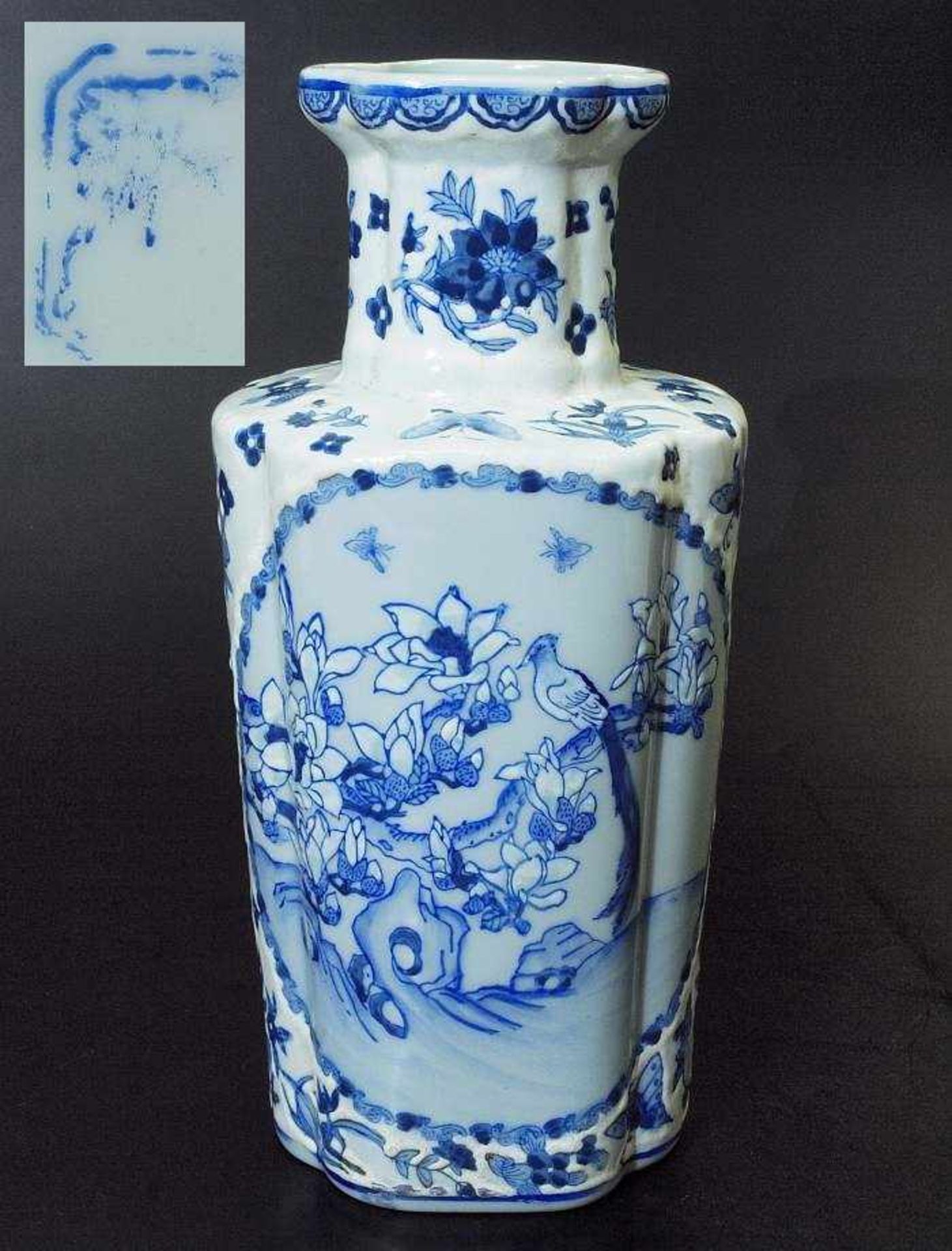 Vase. Vase. Asien, 19. Jahrhundert. Reliefartig ausgearbeitetes florales Dekor in blau-weiß,