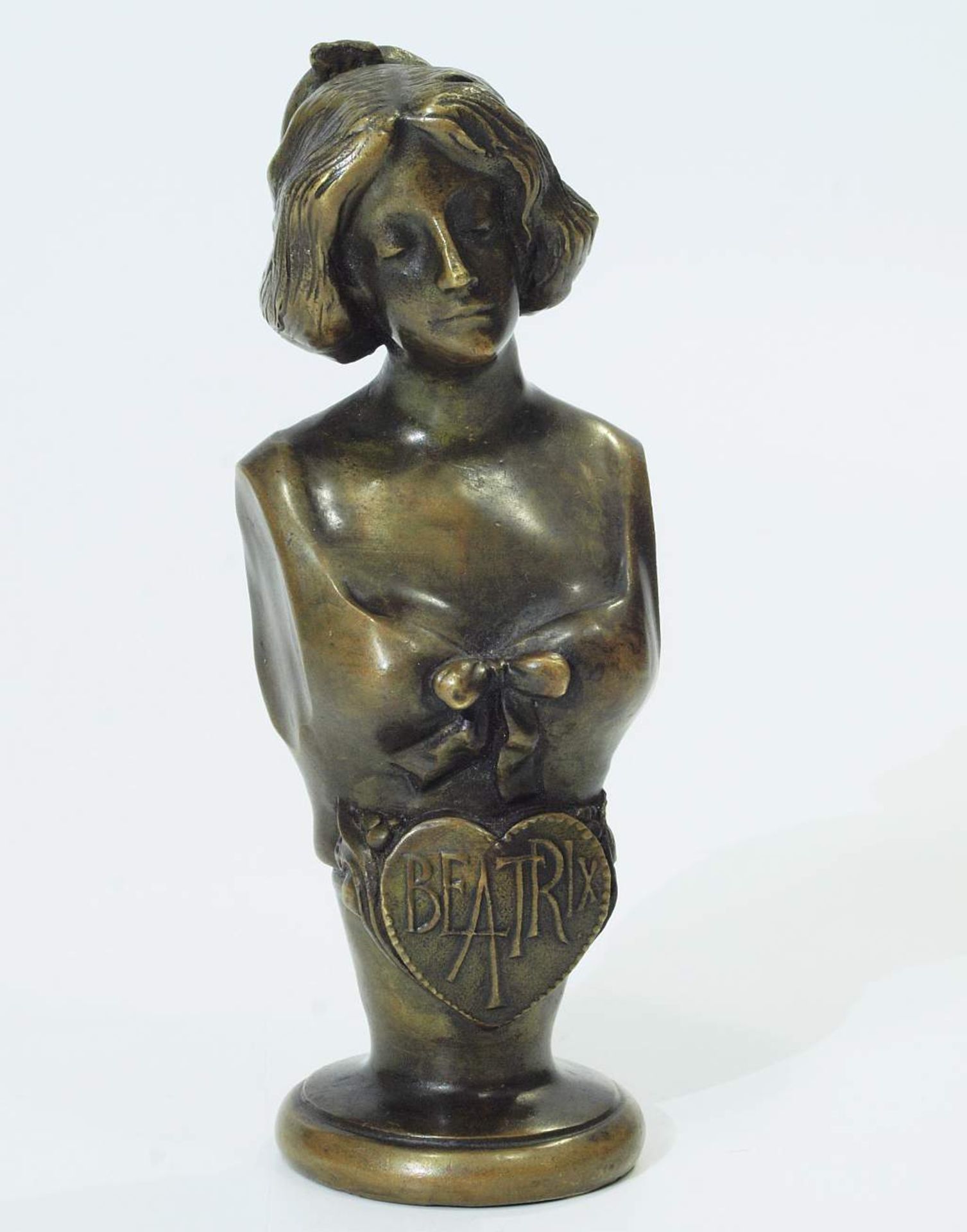 Büste "Beatrix". Büste "Beatrix". 20. Jahrhundert. Messing, Büste einer jungen Frau, den Kopf leicht - Bild 2 aus 4