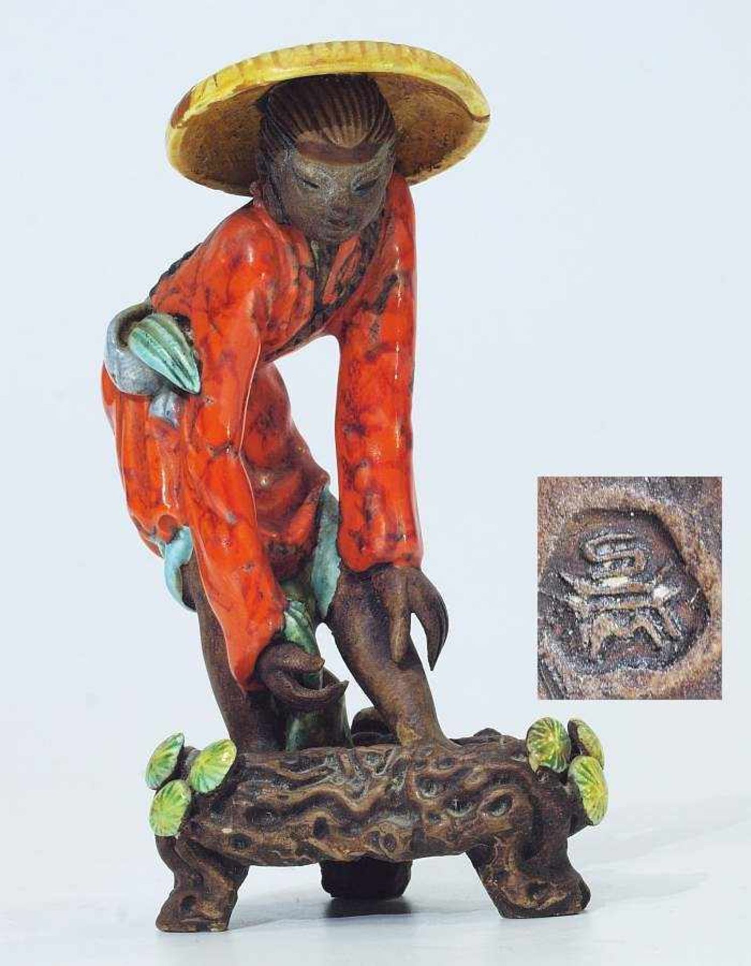 Figur "Reisbauer". Figur "Reisbauer". Asien 20. Jahrhundert. Keramik, farbig staffiert, partiell