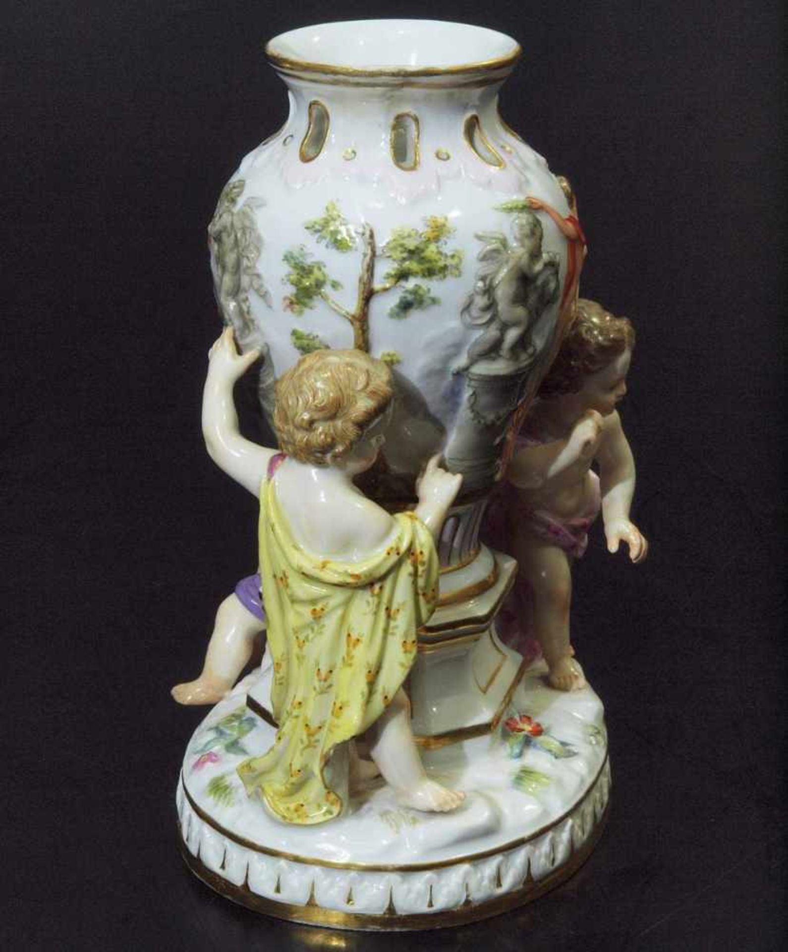 Figuren-Potpourri-Vase. Figuren-Potpourri-Vase. MEISSEN um 1860, Modellnummer 1649. Farbig bemalt, - Image 5 of 8