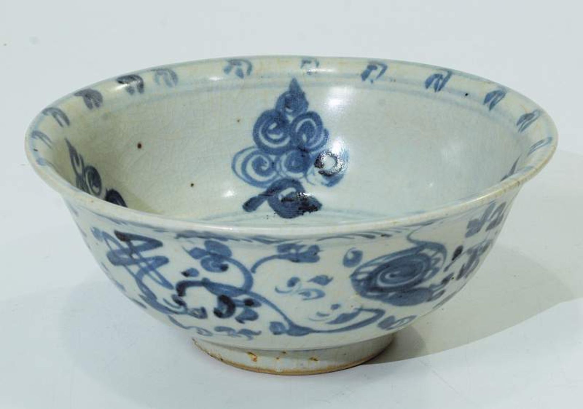 Reisschale. Reisschale. Asien 18. Jahrhundert. Blau-weißes Floraldekor. Runde, tief gemuldete Schale - Image 3 of 4