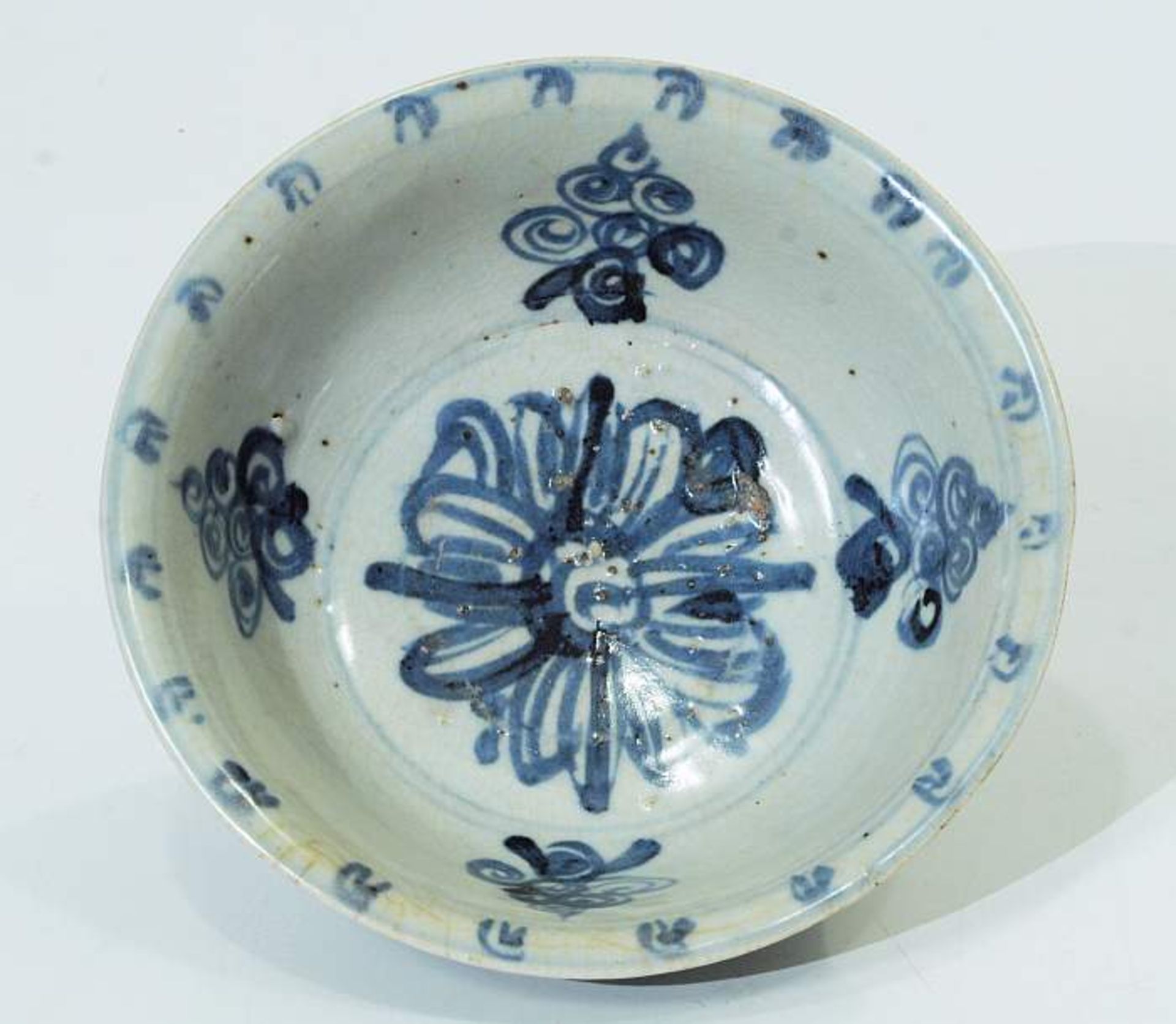 Reisschale. Reisschale. Asien 18. Jahrhundert. Blau-weißes Floraldekor. Runde, tief gemuldete Schale