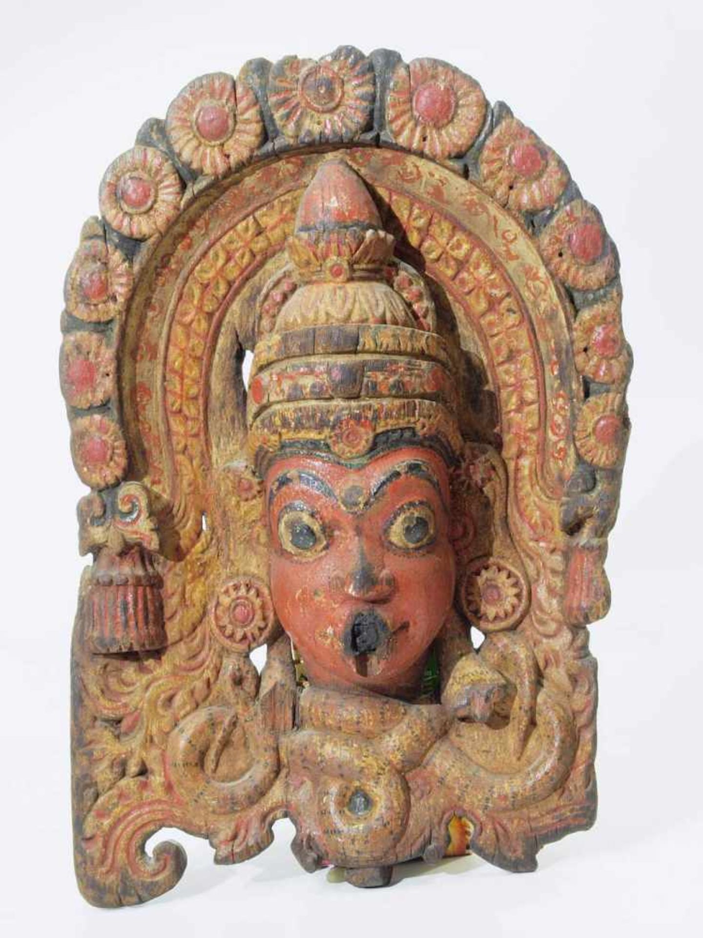 Tempelmaske "Göttin Kali". Tempelmaske "Göttin Kali". Nordwest Indien (Benagal). 19. Jahrhundert. - Image 2 of 4