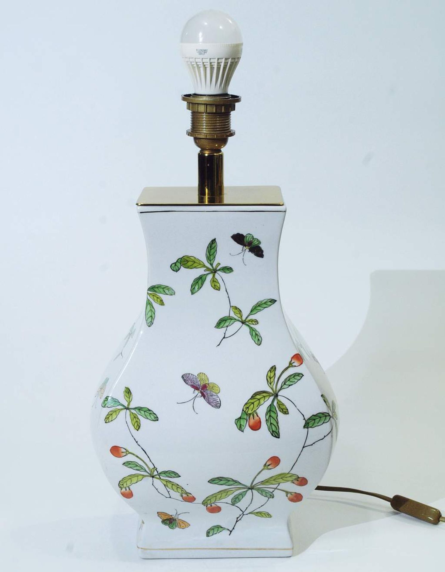 Lampenfuß. Lampenfuß. Asien, 20. Jahrhundert. Porzellan, buntfarbige Darstellung von Fruchtzweigen - Bild 2 aus 7