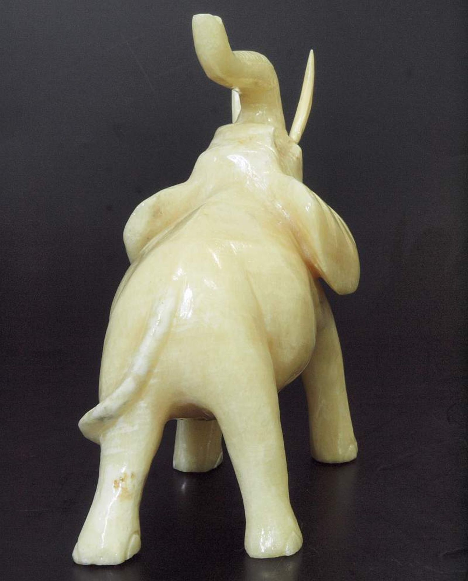 Achat-Elefant. Achat-Elefant. 20. Jahrhundert. Stehende Darstellung eines schreitenden Elefanten mit - Bild 4 aus 4