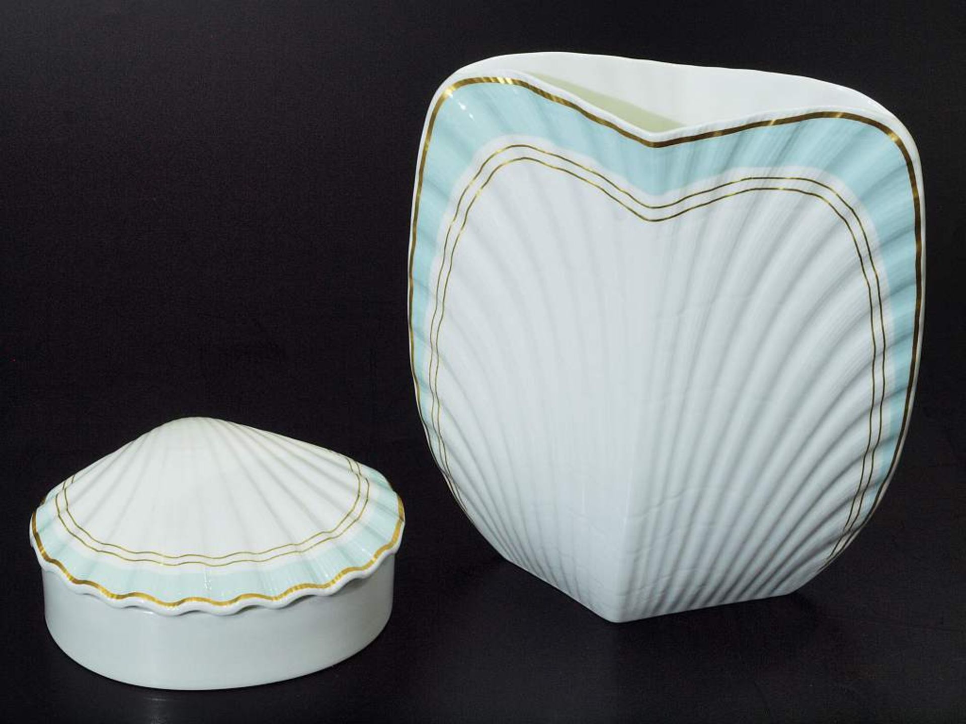 Muschelschale. Vase. Muschelschale. Vase. VILLEROY & BOCH Heinrich Bone China, 20. Jahrhundert. - Image 2 of 4