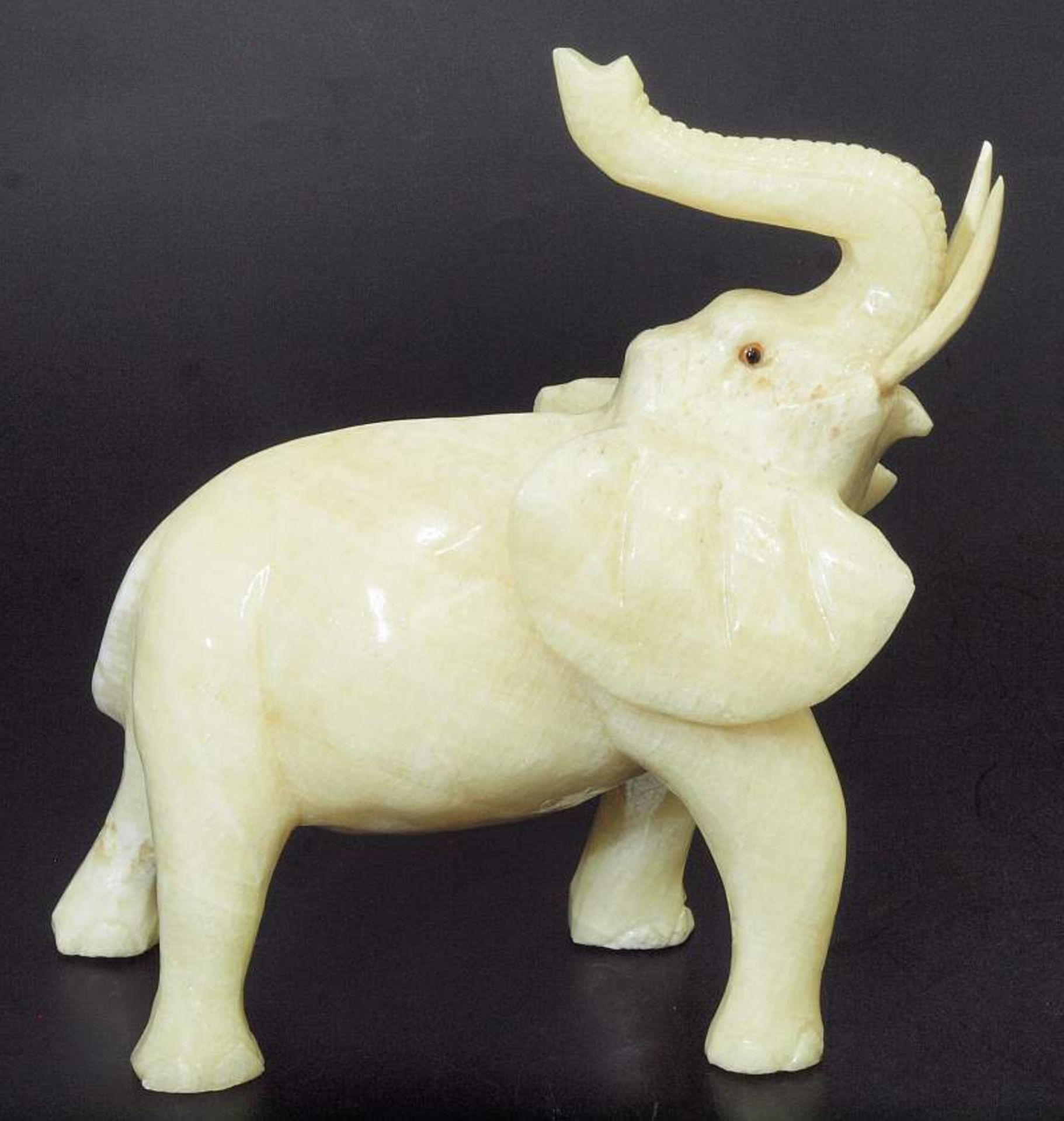 Achat-Elefant. Achat-Elefant. 20. Jahrhundert. Stehende Darstellung eines schreitenden Elefanten mit - Bild 3 aus 4