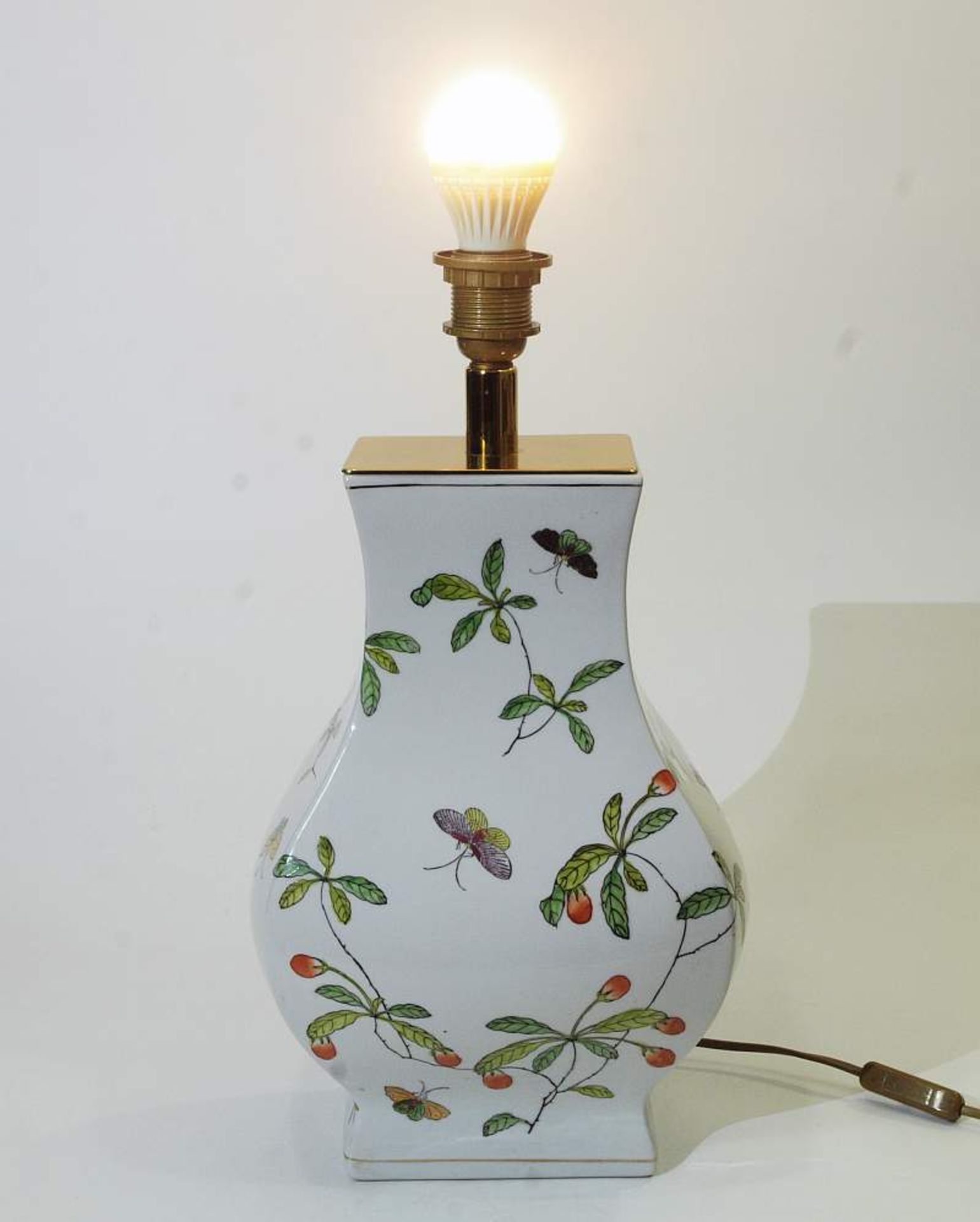 Lampenfuß. Lampenfuß. Asien, 20. Jahrhundert. Porzellan, buntfarbige Darstellung von Fruchtzweigen - Bild 3 aus 7