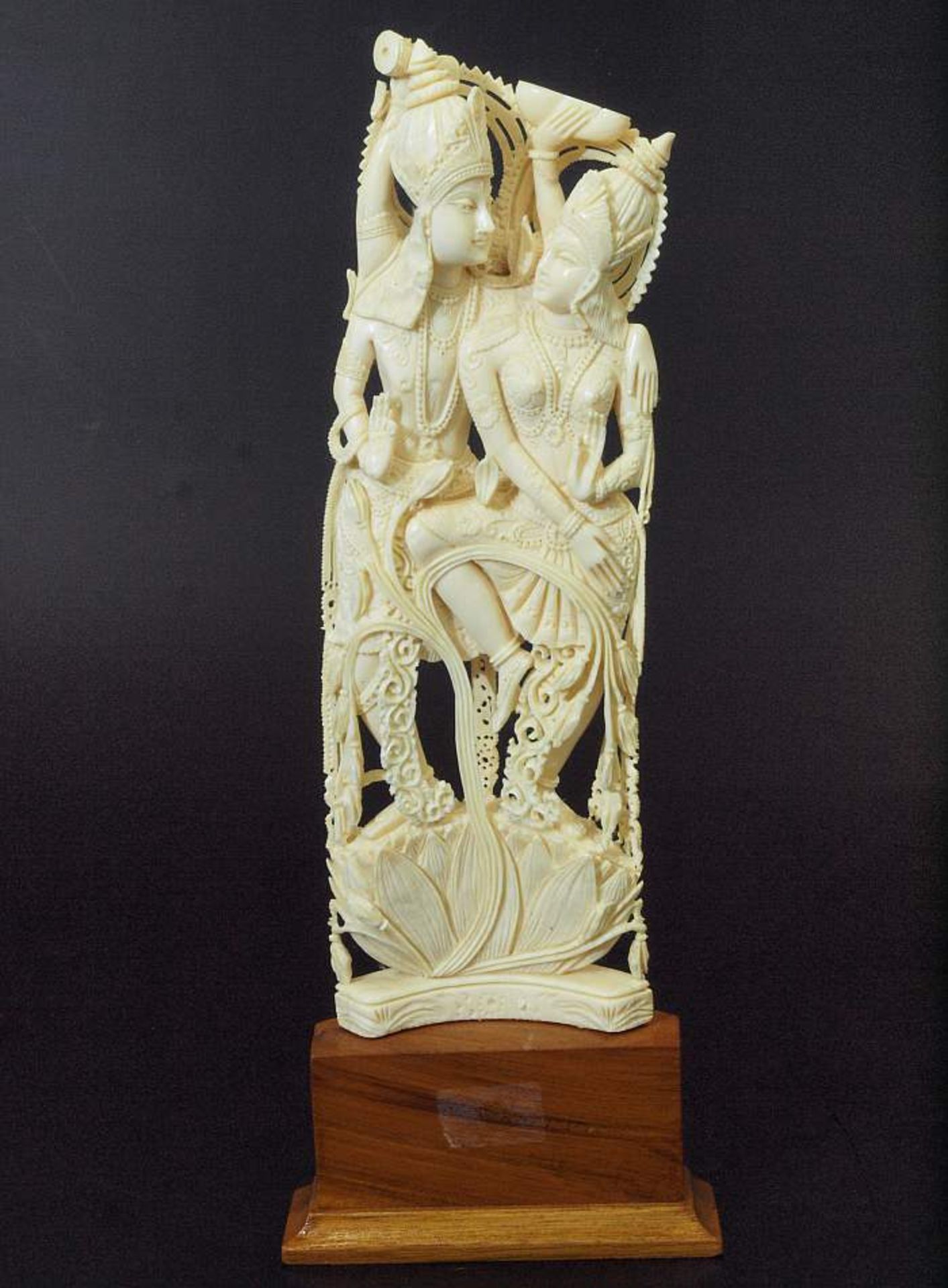Elfenbeinfigurengruppe Gott Shiva und Göttin Parvati. Elfenbeinfigurengruppe Gott Shiva und Göttin