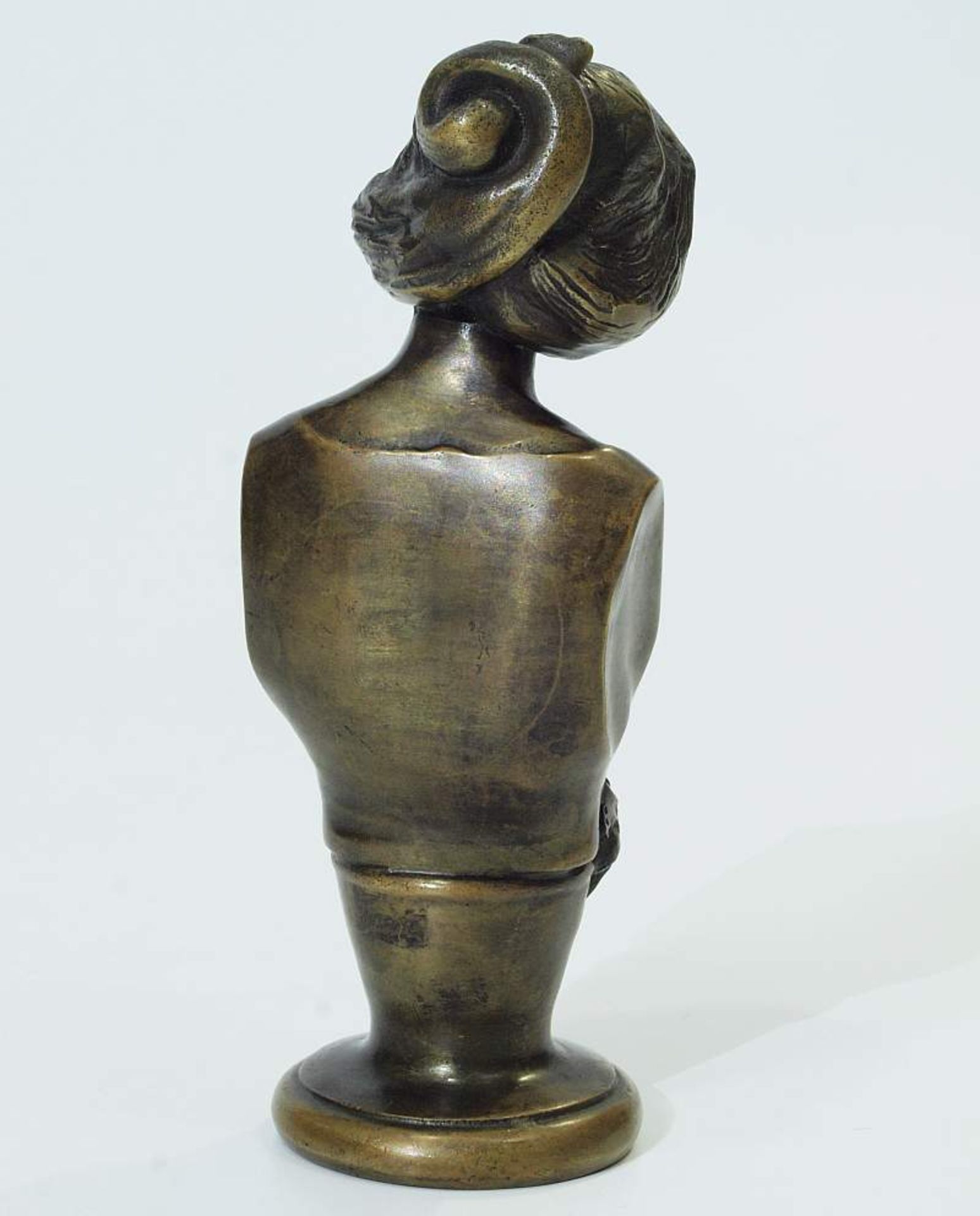 Büste "Beatrix". Büste "Beatrix". 20. Jahrhundert. Messing, Büste einer jungen Frau, den Kopf leicht - Bild 3 aus 4
