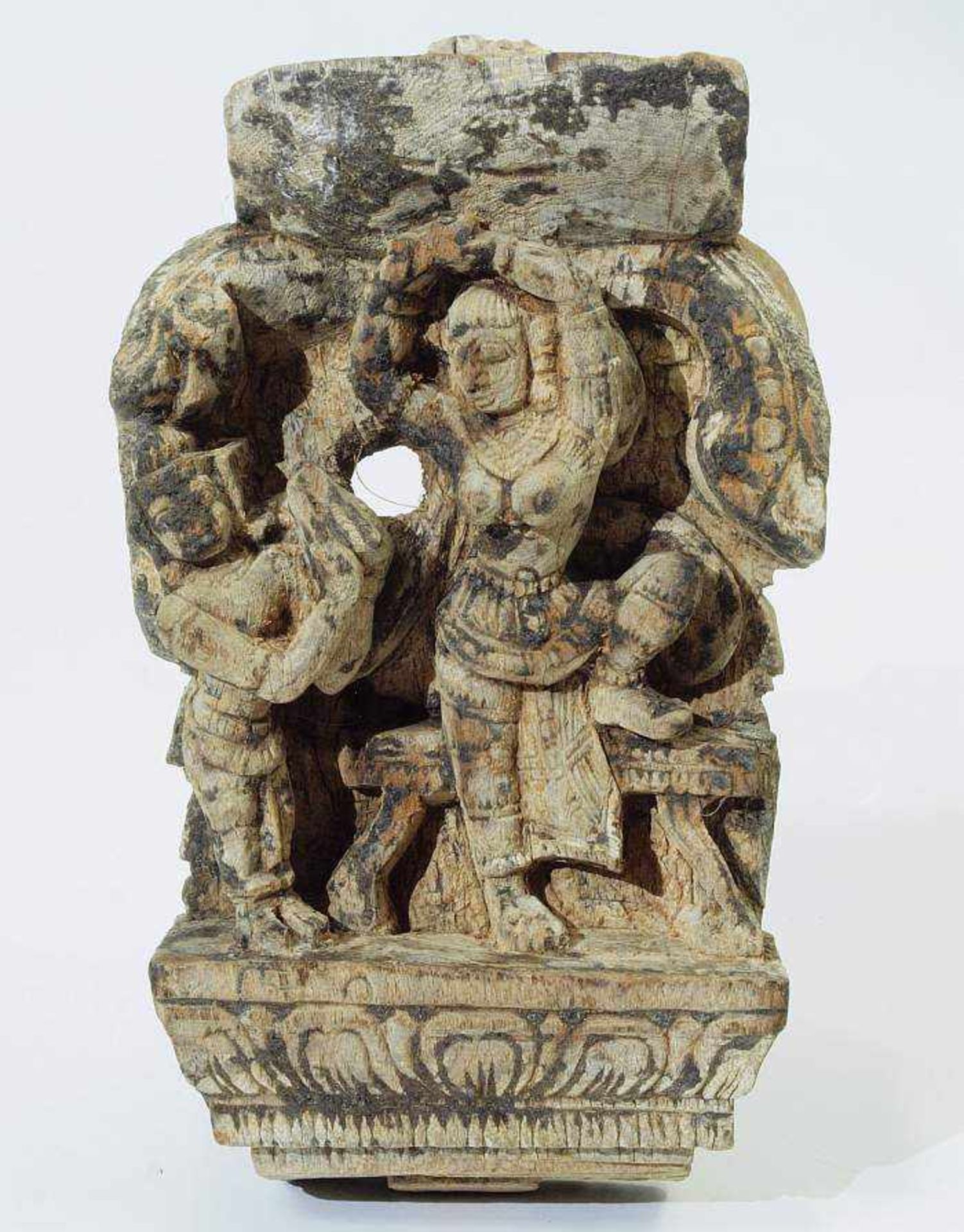 Teil eines Tempelwagens mit "Apsara". Teil eines Tempelwagens mit "Apsara". Südindien, 19.