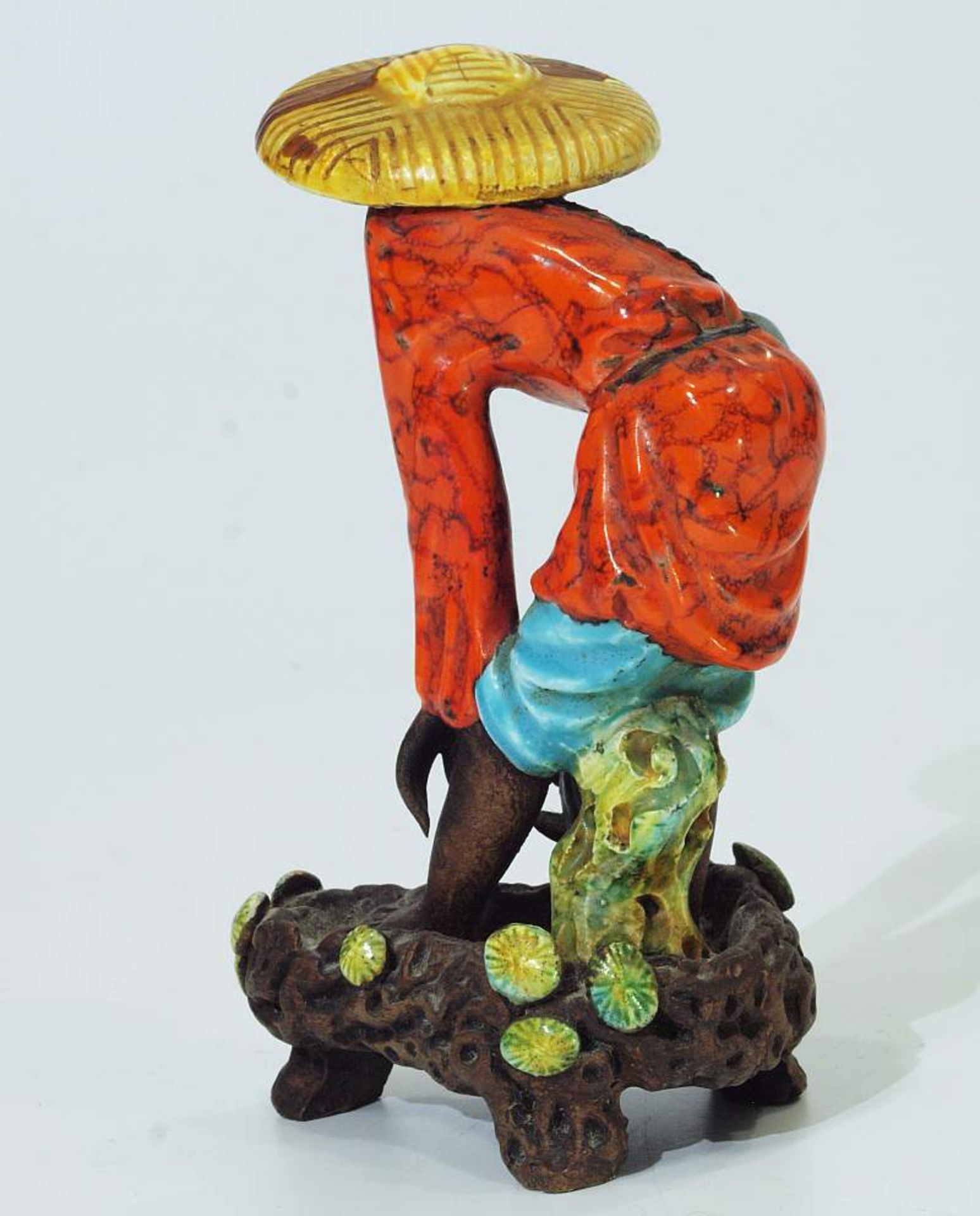 Figur "Reisbauer". Figur "Reisbauer". Asien 20. Jahrhundert. Keramik, farbig staffiert, partiell - Image 4 of 6