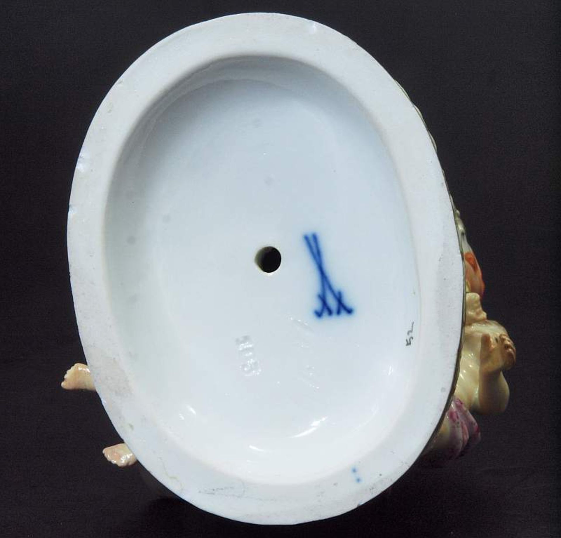 Figuren-Potpourri-Vase. Figuren-Potpourri-Vase. MEISSEN um 1860, Modellnummer 1649. Farbig bemalt, - Image 6 of 8