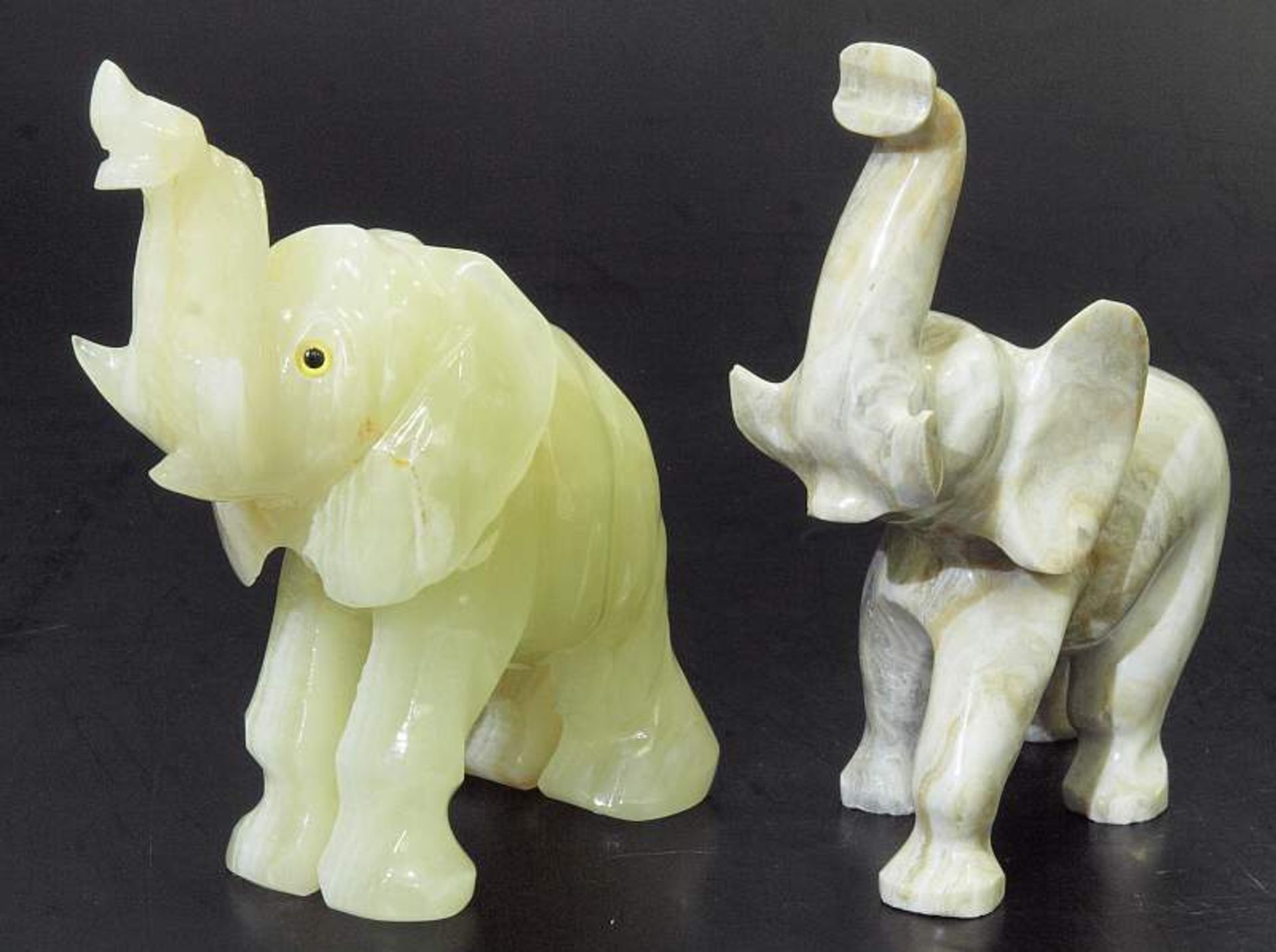 Zwei Achat-Elefanten. Zwei Achat-Elefanten. 20. Jahrhundert. Stehende Darstellung zweier Elefanten - Bild 3 aus 4
