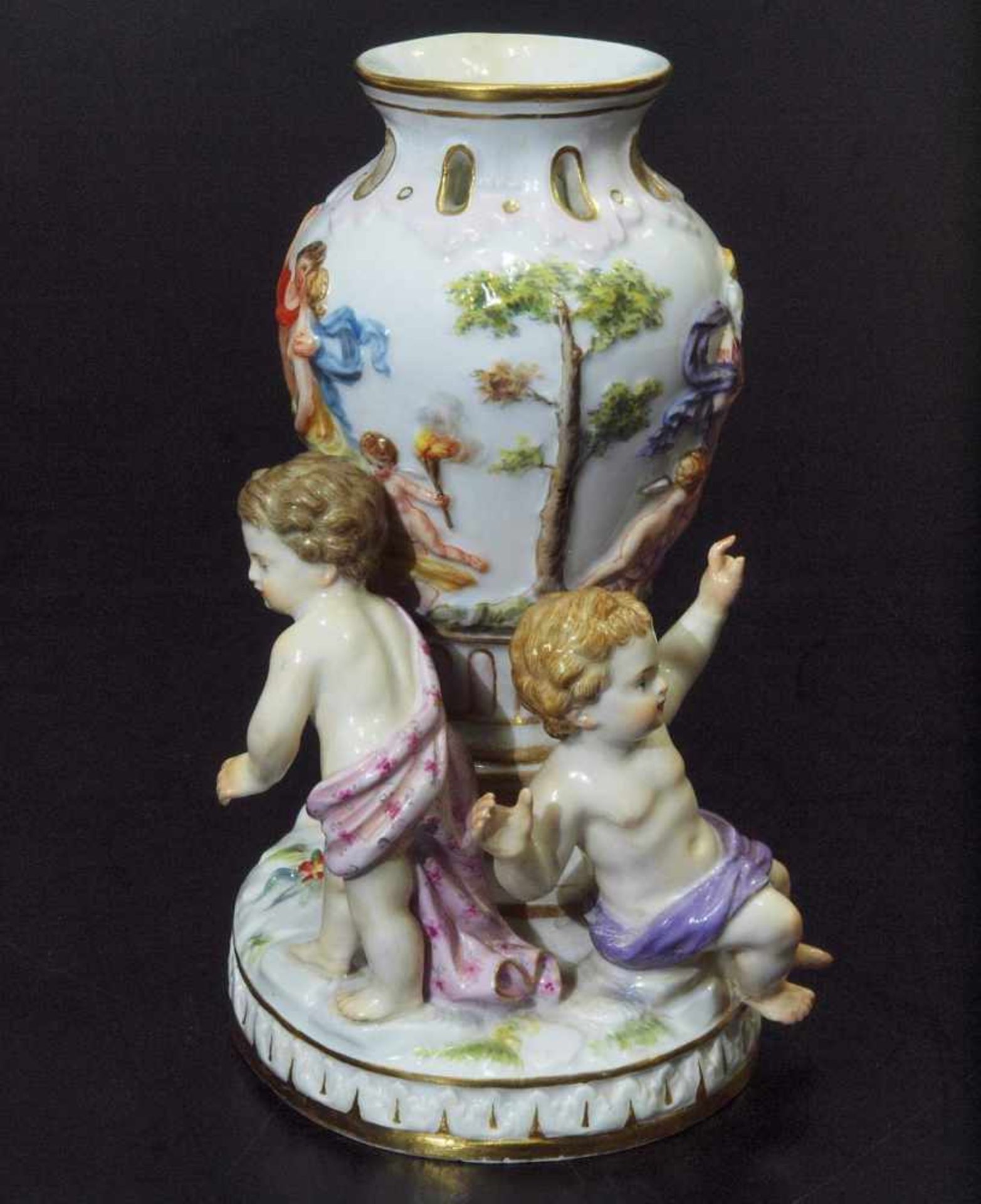 Figuren-Potpourri-Vase. Figuren-Potpourri-Vase. MEISSEN um 1860, Modellnummer 1649. Farbig bemalt, - Image 4 of 8