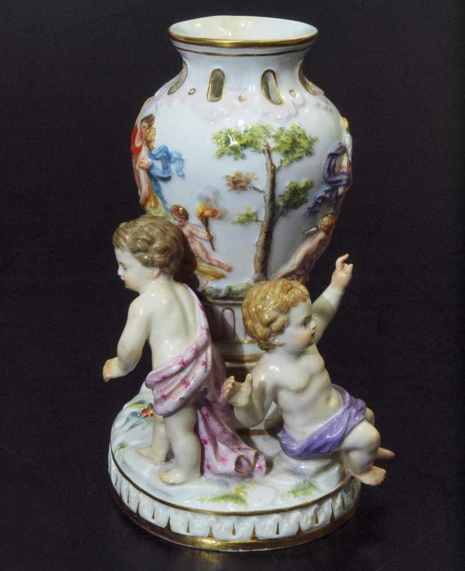 Figuren-Potpourri-Vase. Figuren-Potpourri-Vase. MEISSEN um 1860, Modellnummer 1649. Farbig bemalt, - Bild 4 aus 8