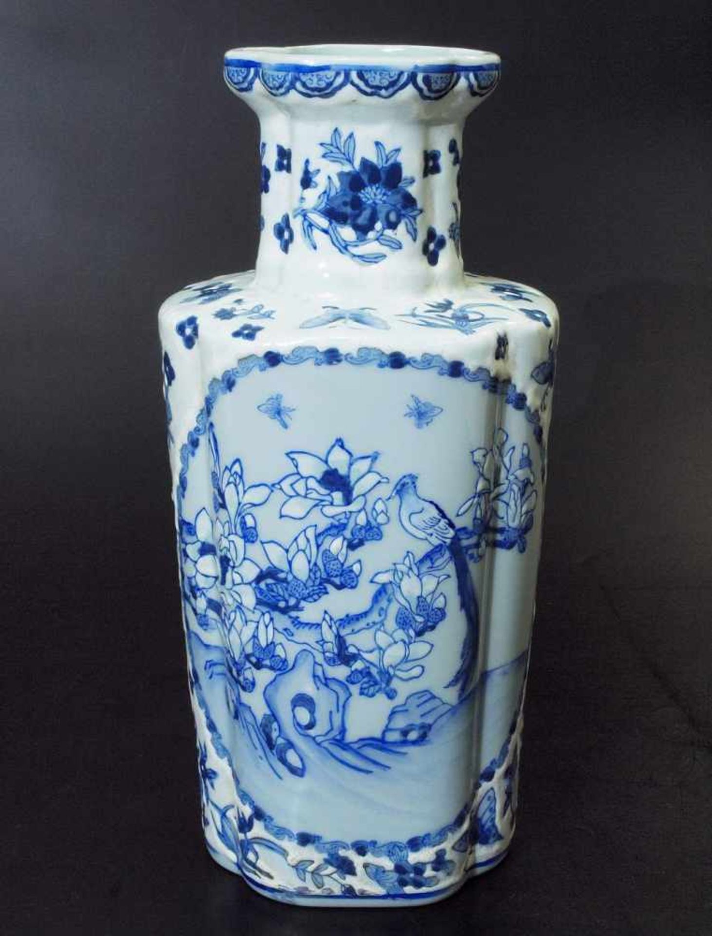 Vase. Vase. Asien, 19. Jahrhundert. Reliefartig ausgearbeitetes florales Dekor in blau-weiß, - Image 2 of 7