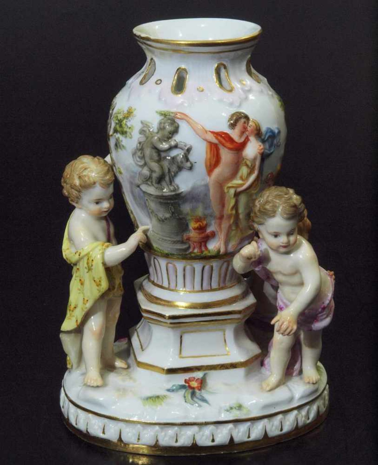 Figuren-Potpourri-Vase. Figuren-Potpourri-Vase. MEISSEN um 1860, Modellnummer 1649. Farbig bemalt, - Bild 3 aus 8