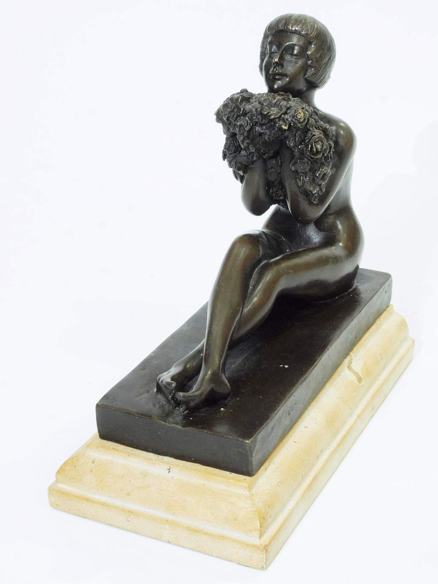 Sitzender weiblicher Akt mit Blumen. Sitzender weiblicher Akt mit Blumen, 20. Jahrhundert. Bronze, - Bild 3 aus 8