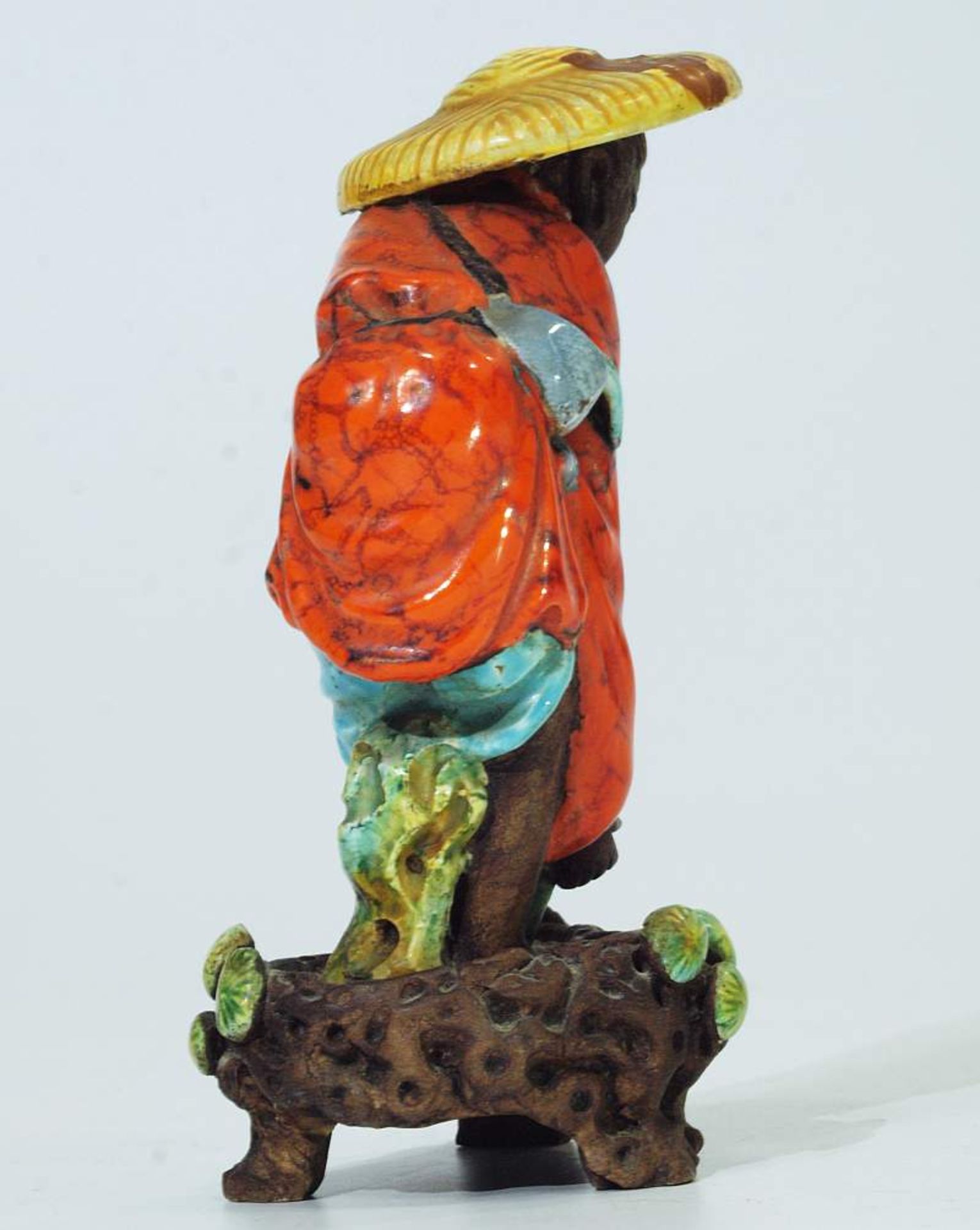 Figur "Reisbauer". Figur "Reisbauer". Asien 20. Jahrhundert. Keramik, farbig staffiert, partiell - Image 3 of 6