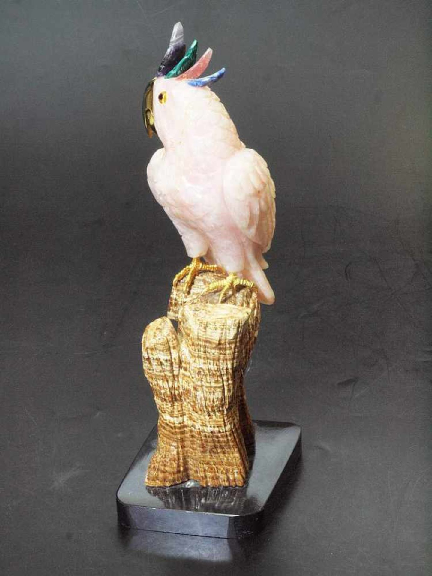 Rosenquarz-Kakadu. Rosenquarz-Kakadu. 20. Jahrhundert. Mit vielfarbigem Kopfschmuck, akzentuierte - Bild 4 aus 6