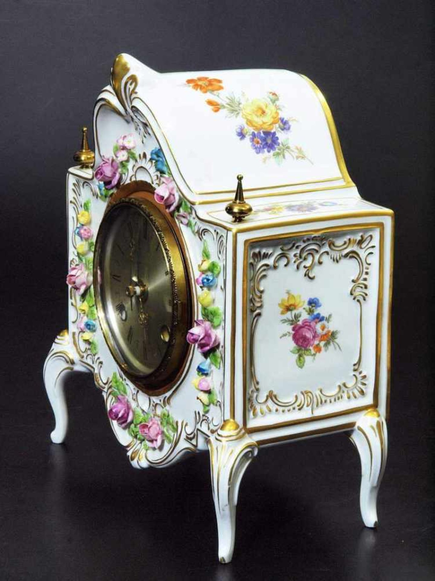Porzellan-Tischuhr. Porzellan-Tischuhr. Dresden, 20. Jahrhundert. Im Rokoko gestaltete Uhr, auf vier - Bild 4 aus 5