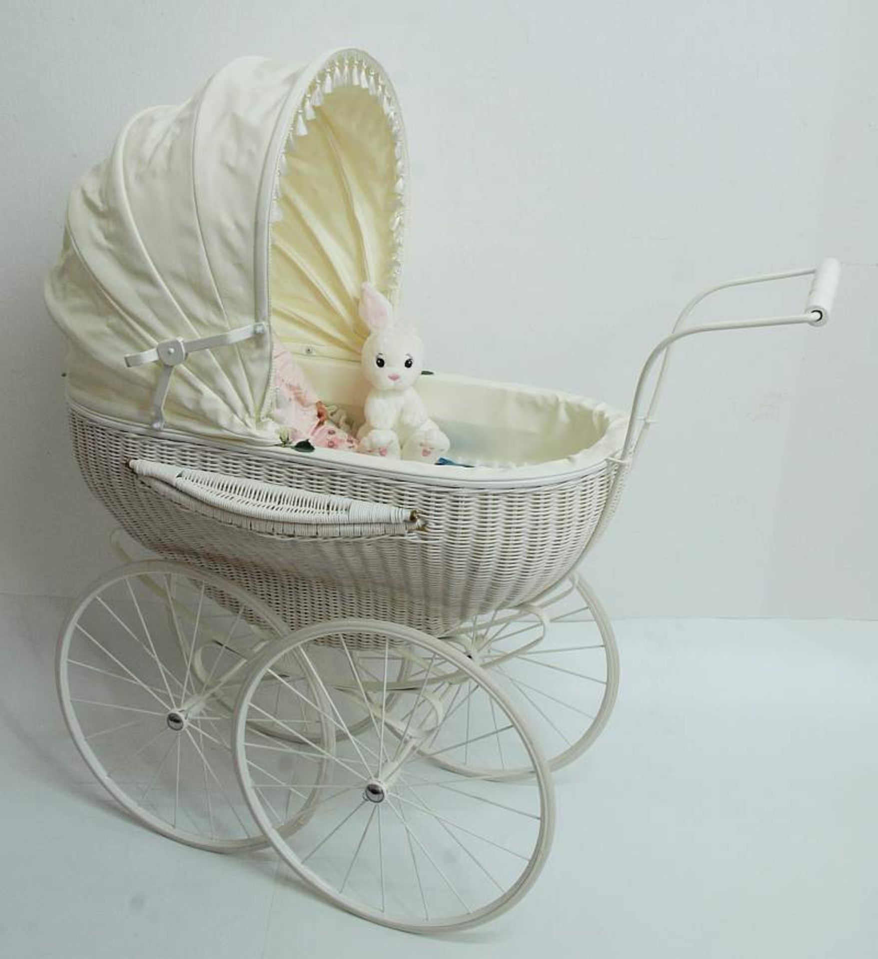 Reborn-Babypuppe mit Stubenwagen. Reborn-Babypuppe mit Stubenwagen. MIERA by LINDE SCHERER, am - Bild 3 aus 6