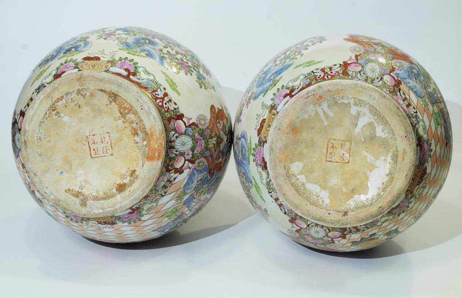 Vasenpaar. Vasenpaar. CHINA 20. Jahrhundert. Balusterform mit aufsteigendem Vasenhals. Umlaufende - Image 8 of 9