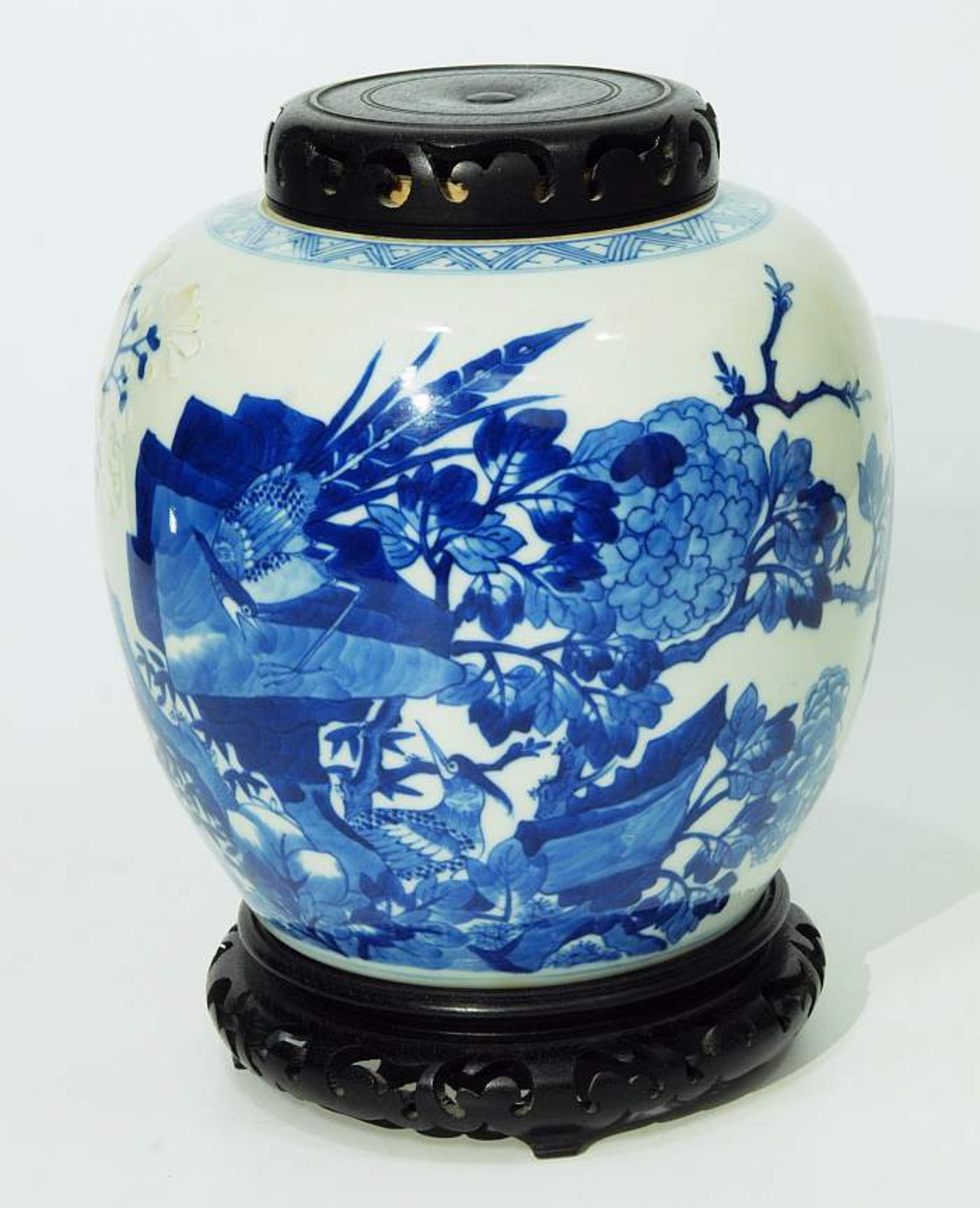 Deckeldose. Deckeldose. Shanghai, 19. Jahrhundert. Blau-weiß Dekor, florales Reliefdekor. Bauchige
