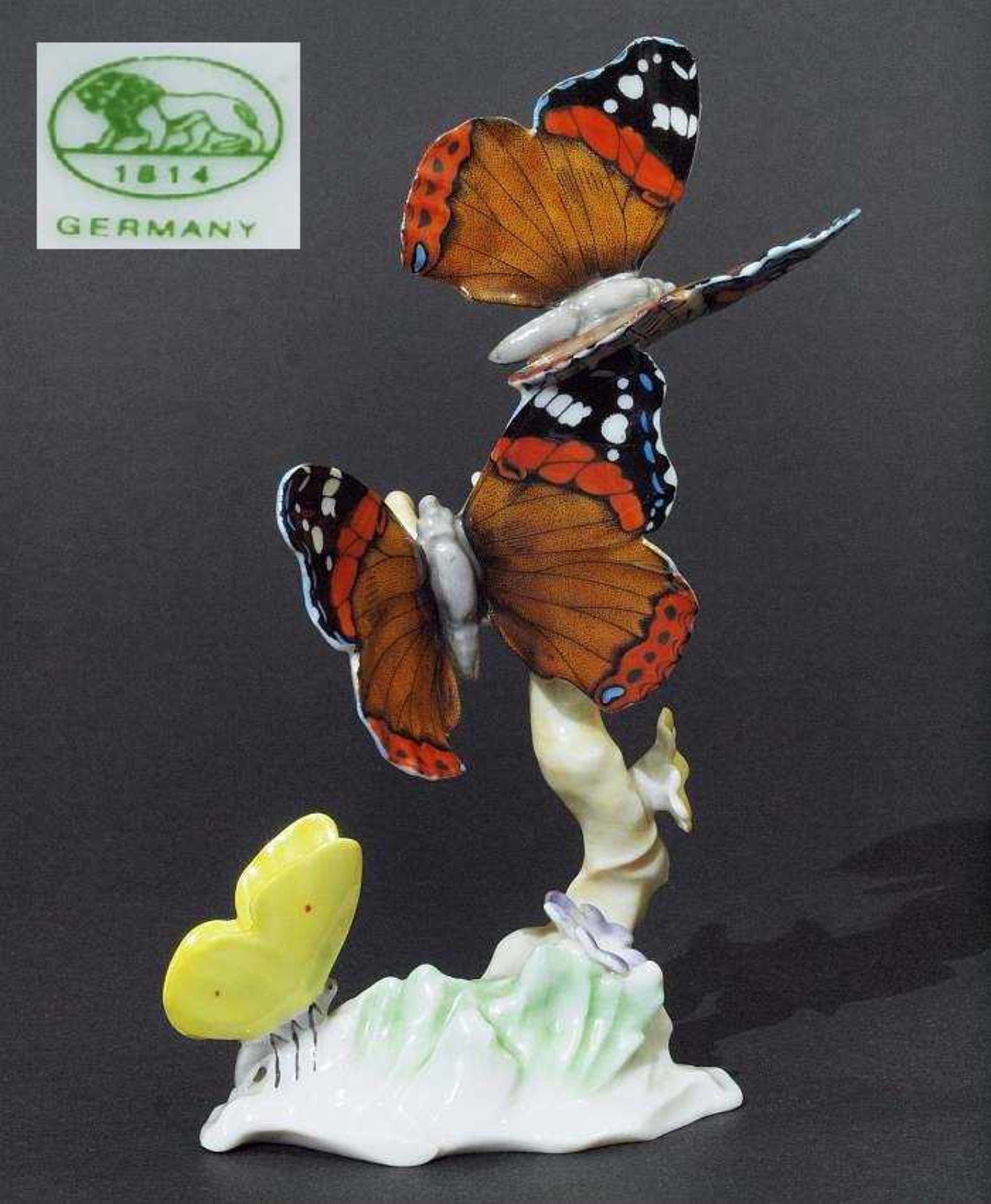 Figurengruppe mit Schmetterlingen. Figurengruppe mit Schmetterlingen. HUTSCHENREUTHER, 20.