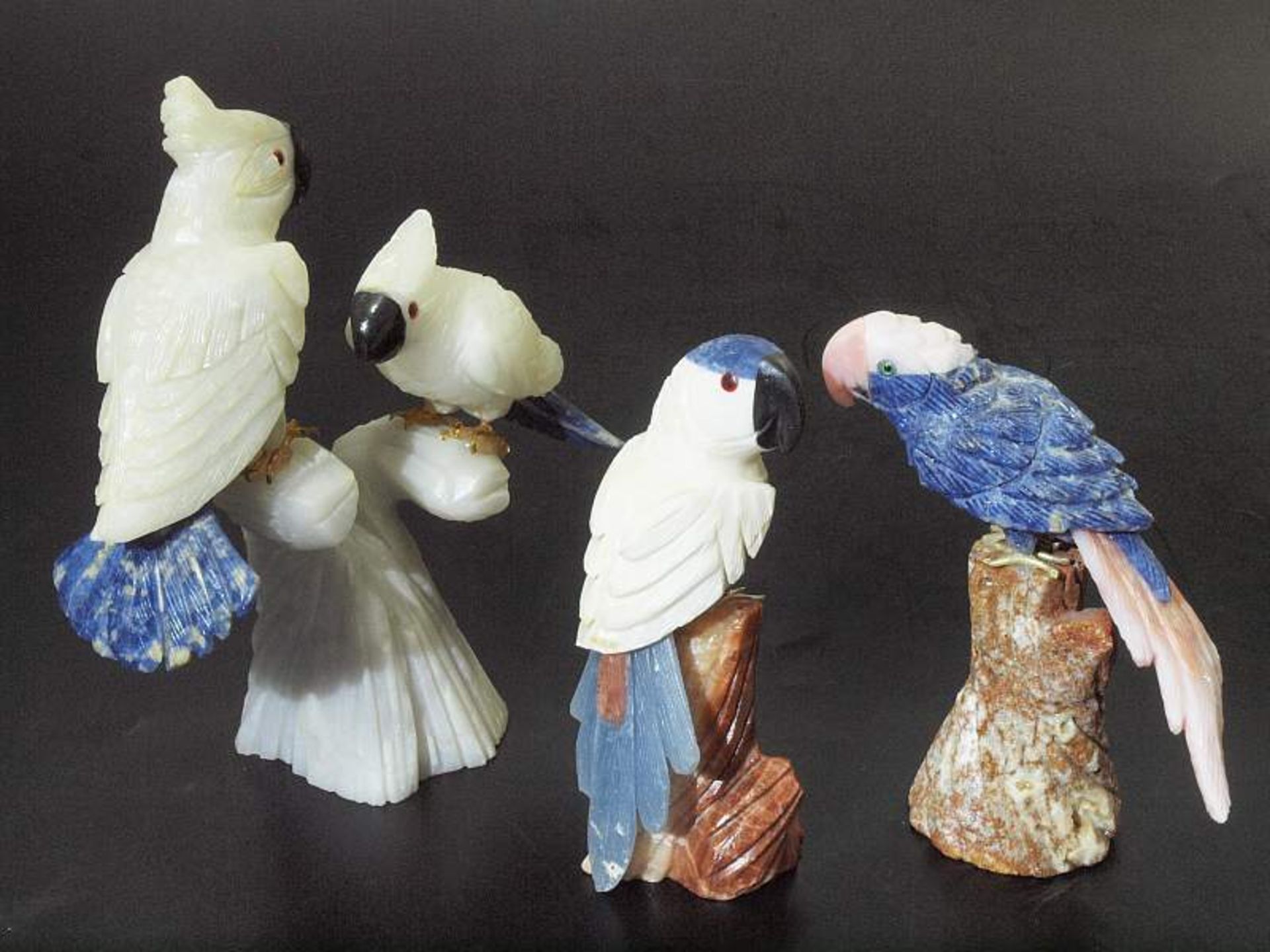 Konvolut. Konvolut. 20. Jahrhundert. Zwei Papageien, zwei Kakadus aus mehrfarbigen Mineralien mit - Image 3 of 4