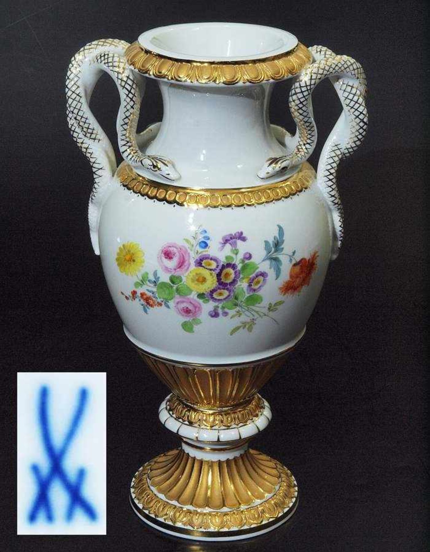 Schlangenhenkelvase. MEISSEN. Schlangenhenkelvase. MEISSEN nach 1954, 1. Wahl. Entwurf Ernst