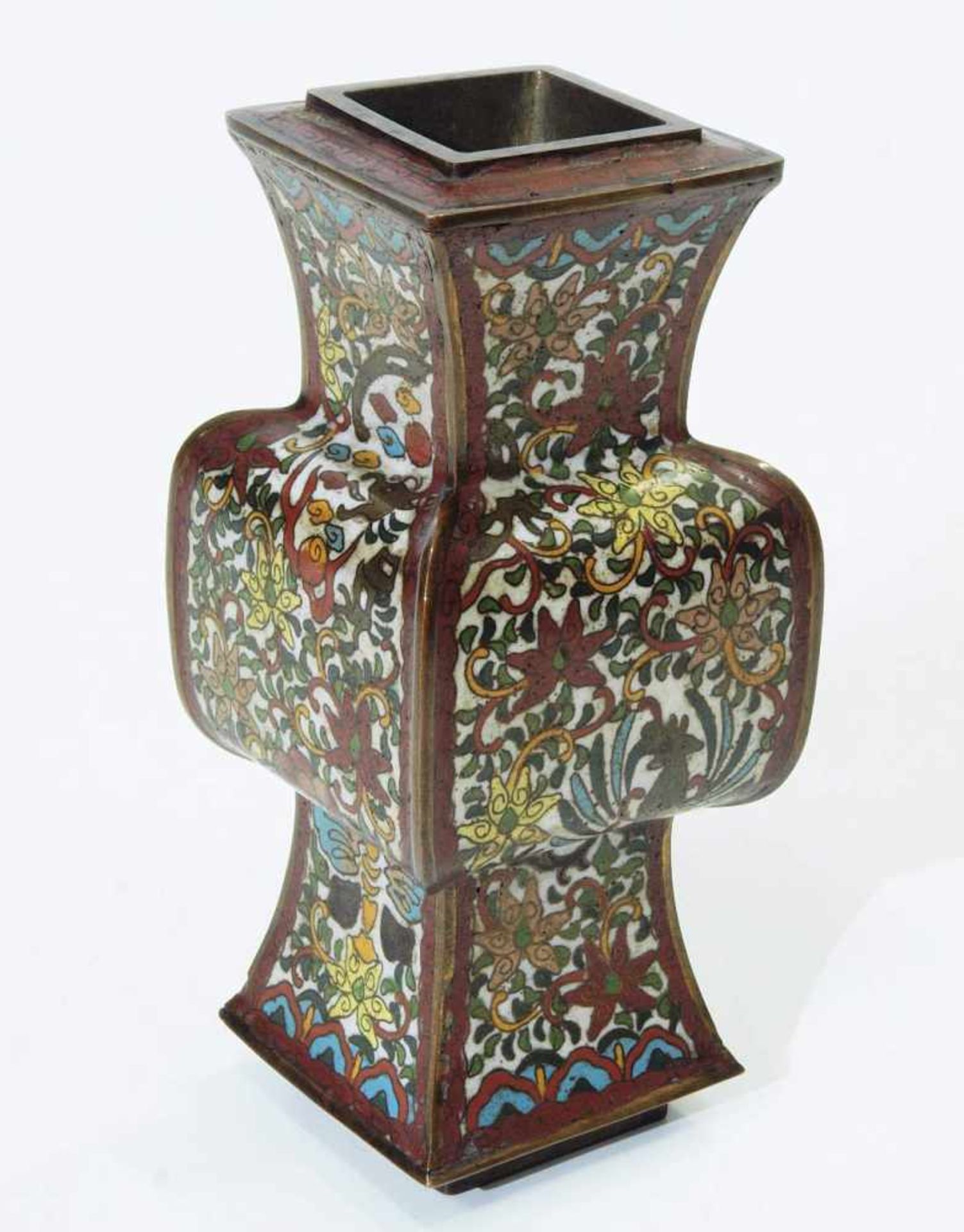 Vase. Vase. China, 20. Jahrhundert. Polychrome Cloissonné-Technik mit Floral- und Tiermotiven, - Image 3 of 6
