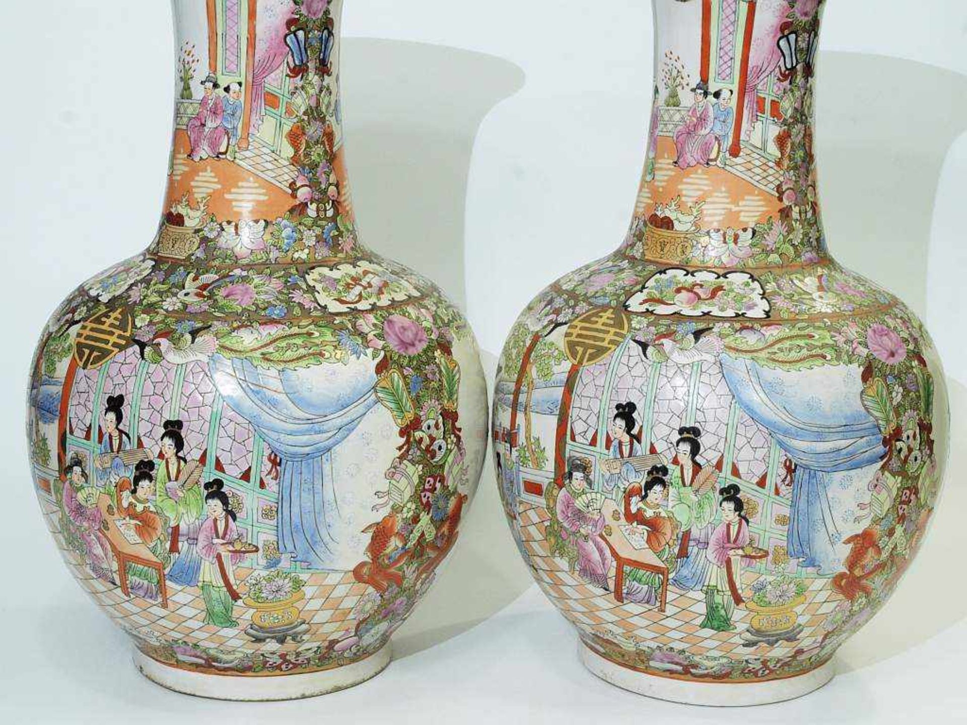 Vasenpaar. Vasenpaar. CHINA 20. Jahrhundert. Balusterform mit aufsteigendem Vasenhals. Umlaufende - Bild 4 aus 9