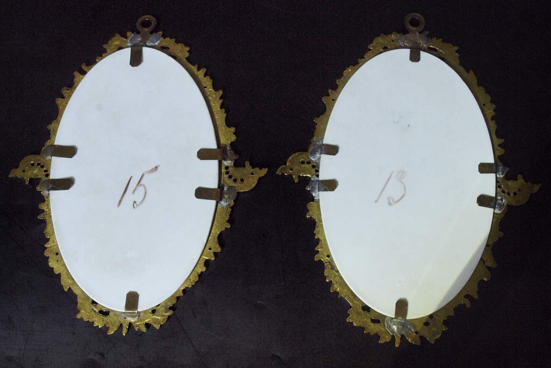 Zwei ovale Bildplatten. Zwei ovale Bildplatten. 20. Jahrhundert. Umdruckverfahren mit polychromer - Bild 3 aus 3