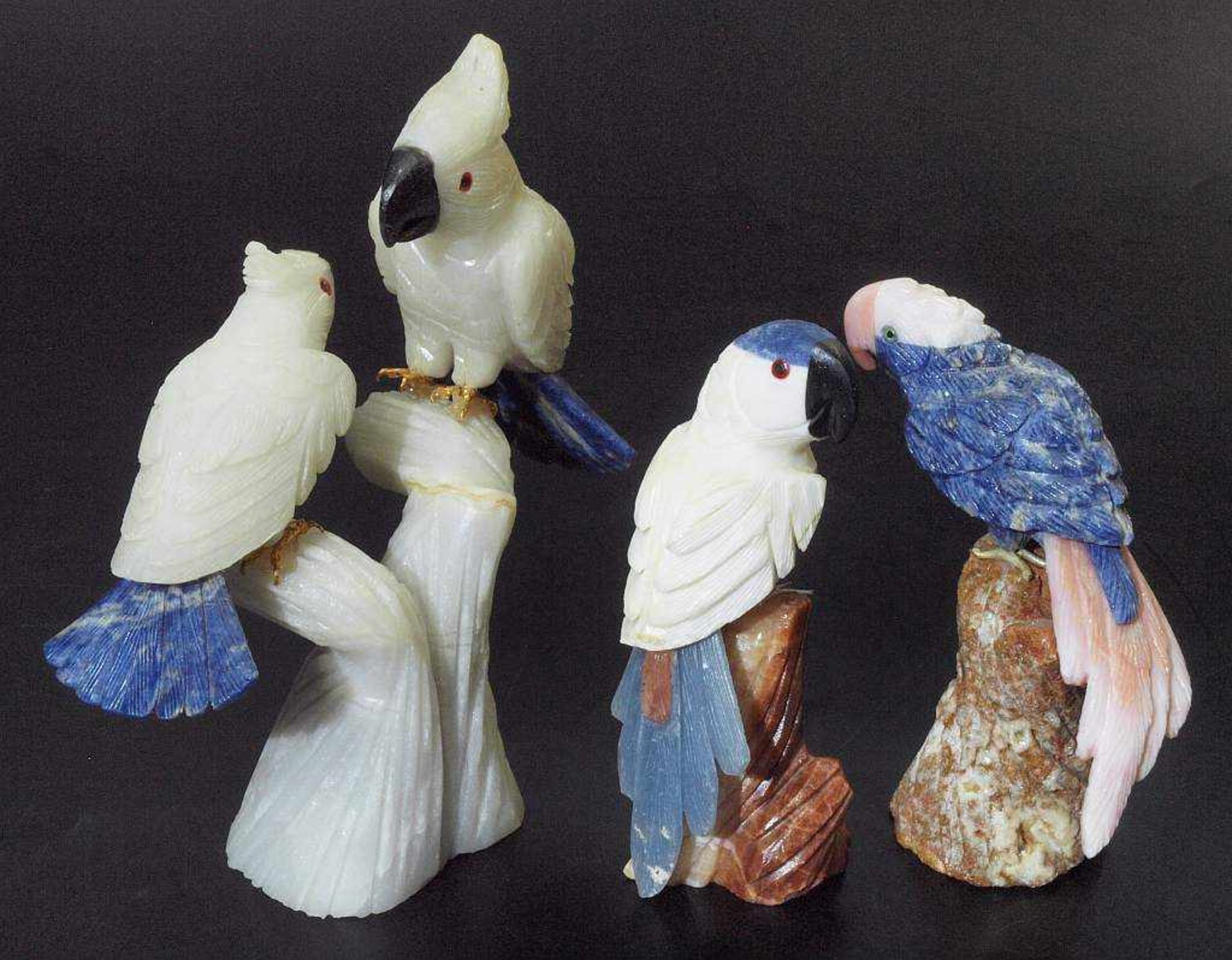 Konvolut. Konvolut. 20. Jahrhundert. Zwei Papageien, zwei Kakadus aus mehrfarbigen Mineralien mit - Image 2 of 4