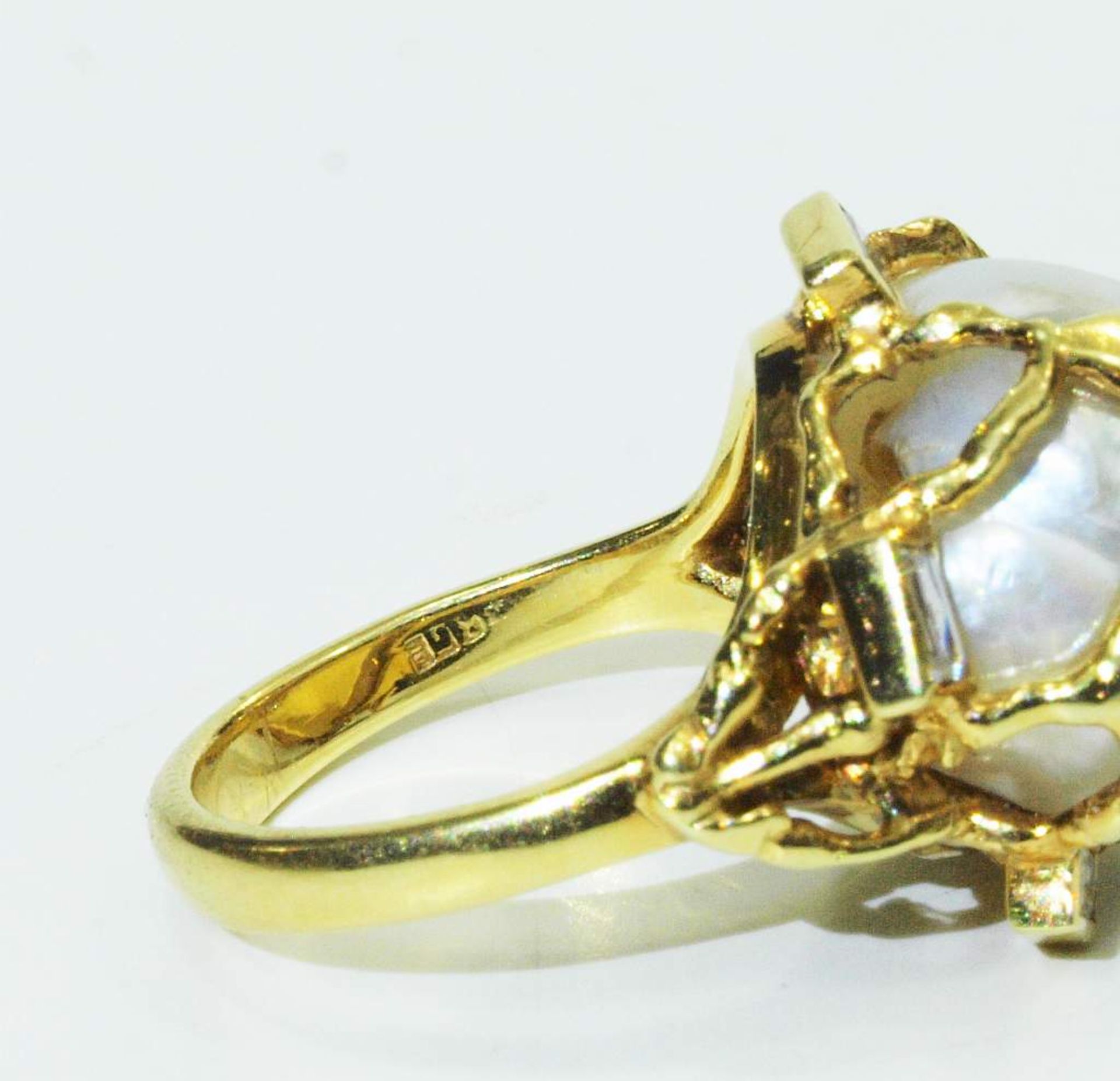 Ring mit Barockperle und Diamanten. Ring mit Barockperle und Diamanten. 750er Gelbgold, - Bild 8 aus 9