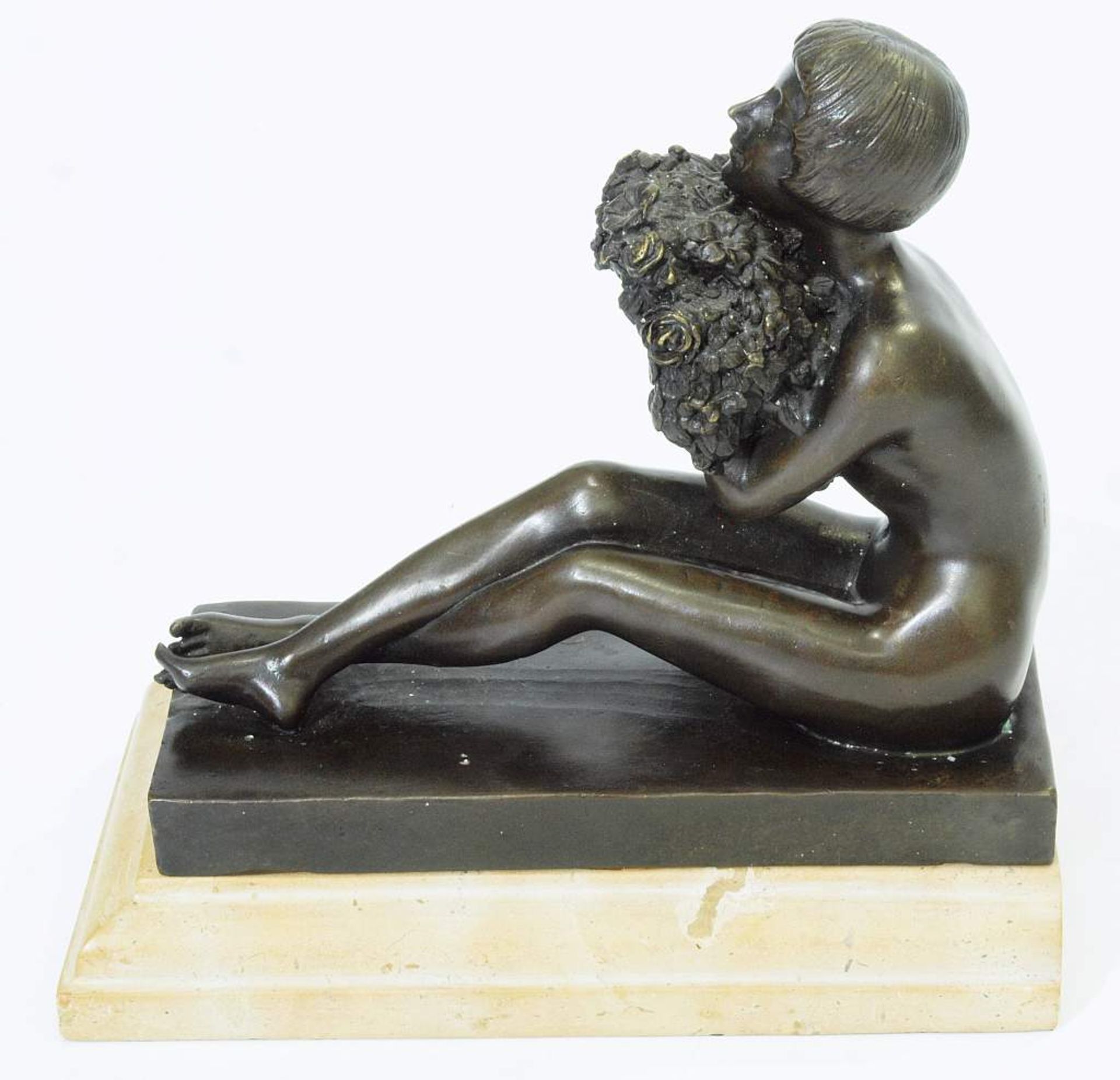 Sitzender weiblicher Akt mit Blumen. Sitzender weiblicher Akt mit Blumen, 20. Jahrhundert. Bronze, - Image 4 of 8