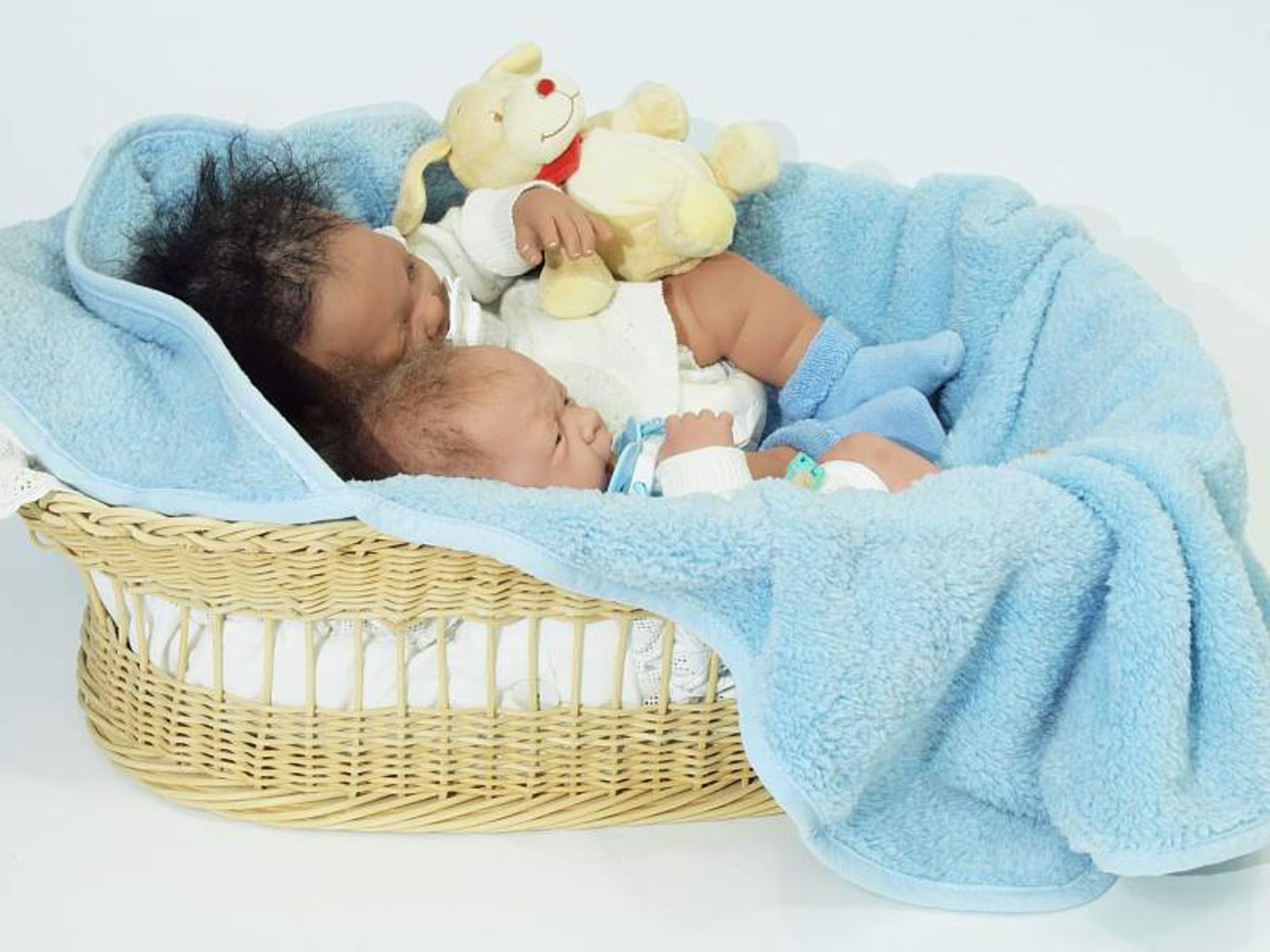 Zwei Reborn-Babypuppen im dekorativen Korb. Zwei Reborn-Babypuppen im dekorativen Korb. 1) - Bild 3 aus 8