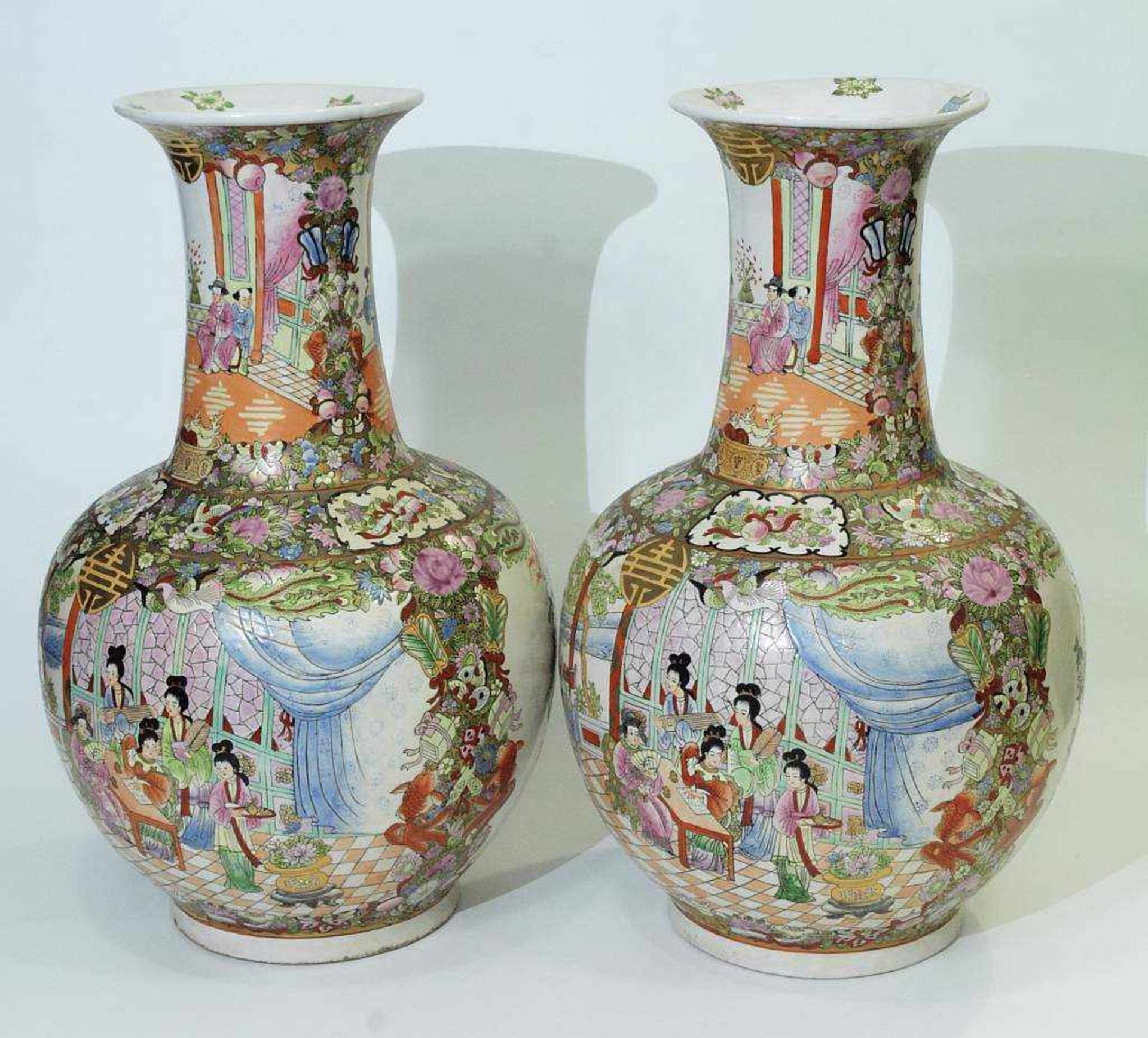 Vasenpaar. Vasenpaar. CHINA 20. Jahrhundert. Balusterform mit aufsteigendem Vasenhals. Umlaufende - Image 3 of 9