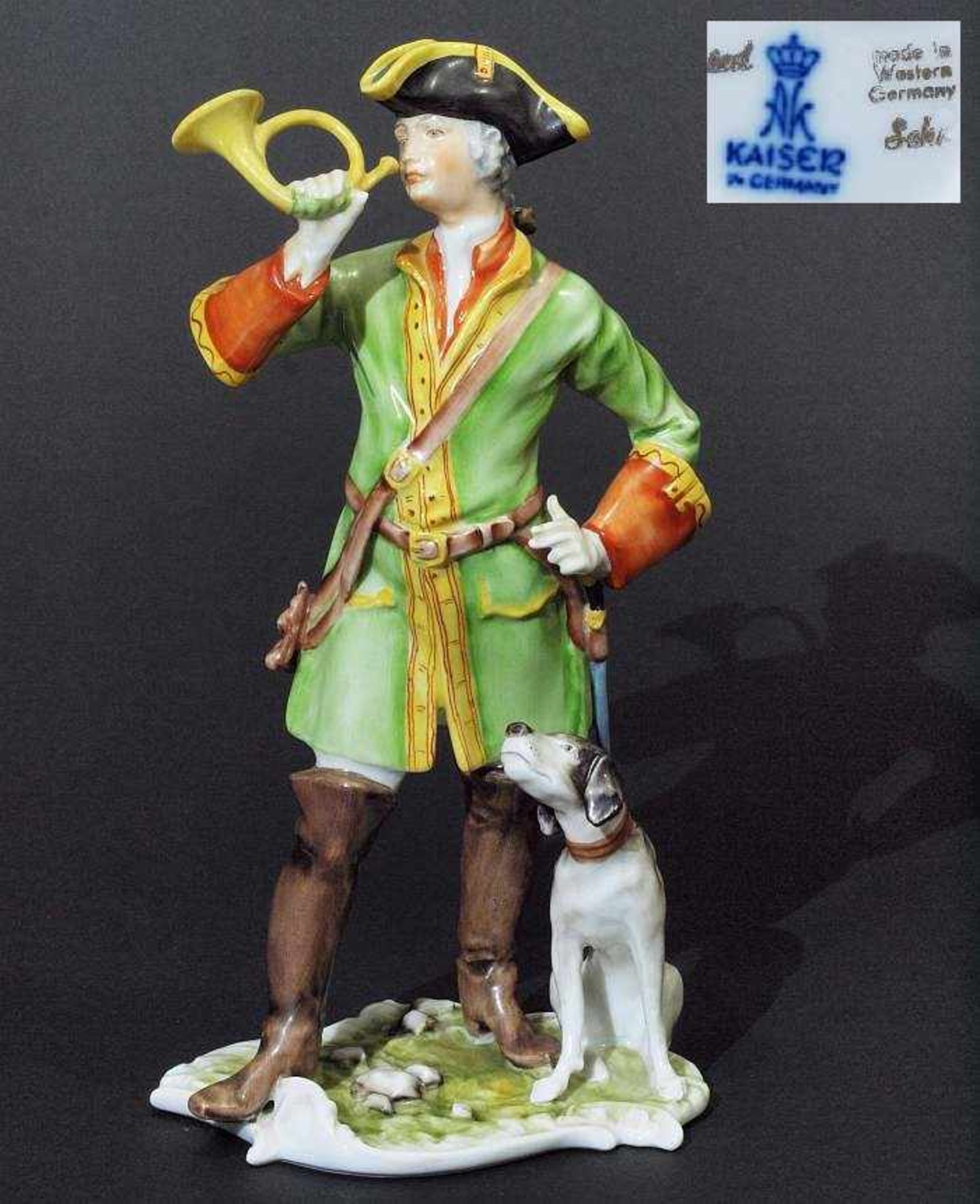 Figurengruppe "Postillon mit Posthorn und Hund". Figurengruppe "Postillon mit Posthorn und Hund",