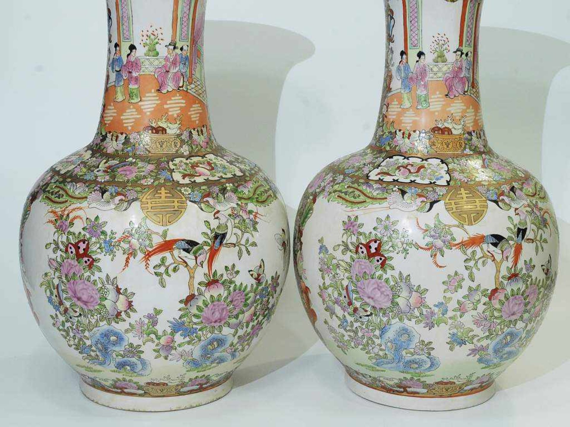 Vasenpaar. Vasenpaar. CHINA 20. Jahrhundert. Balusterform mit aufsteigendem Vasenhals. Umlaufende - Image 5 of 9
