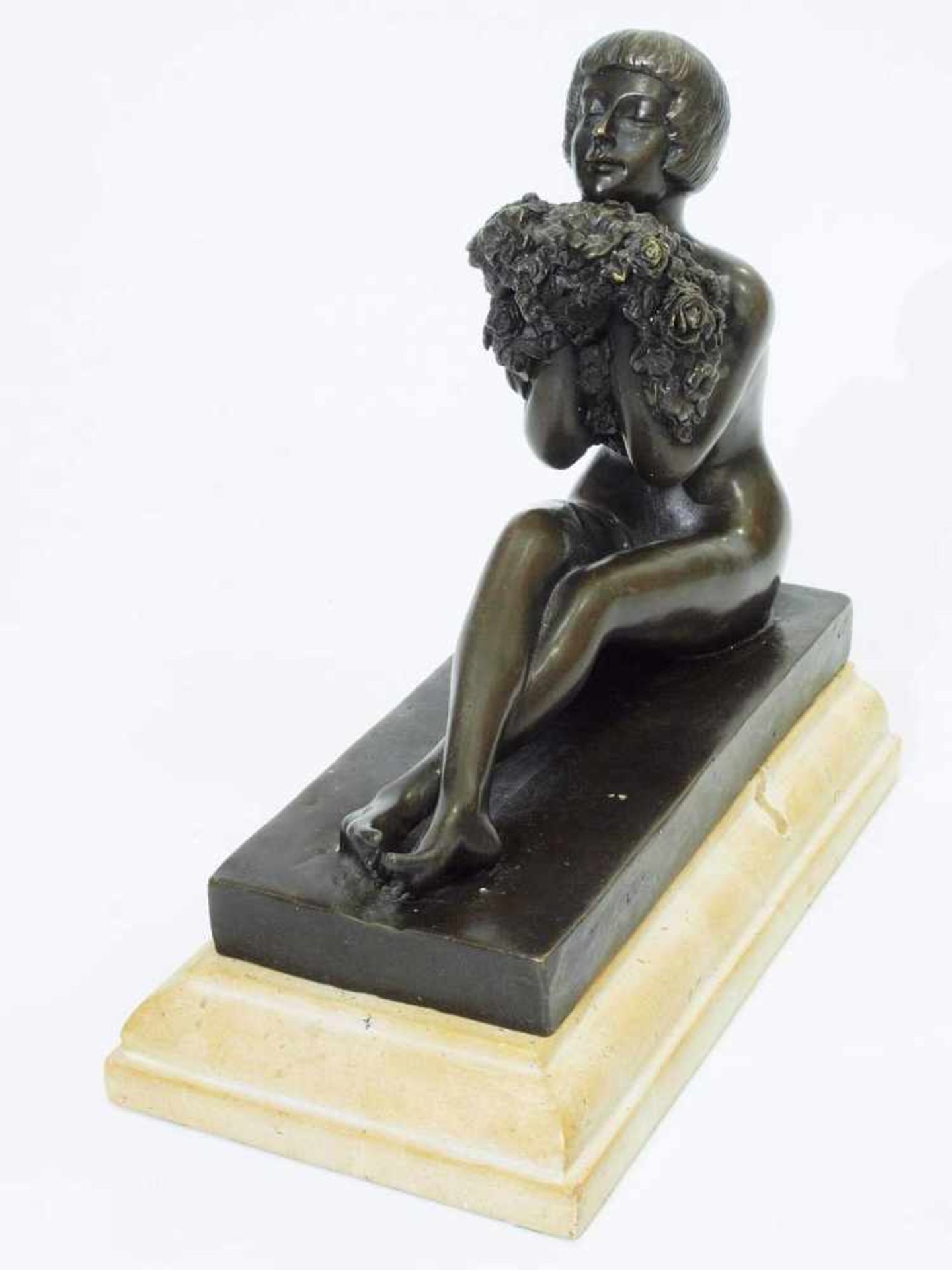 Sitzender weiblicher Akt mit Blumen. Sitzender weiblicher Akt mit Blumen, 20. Jahrhundert. Bronze, - Image 3 of 8
