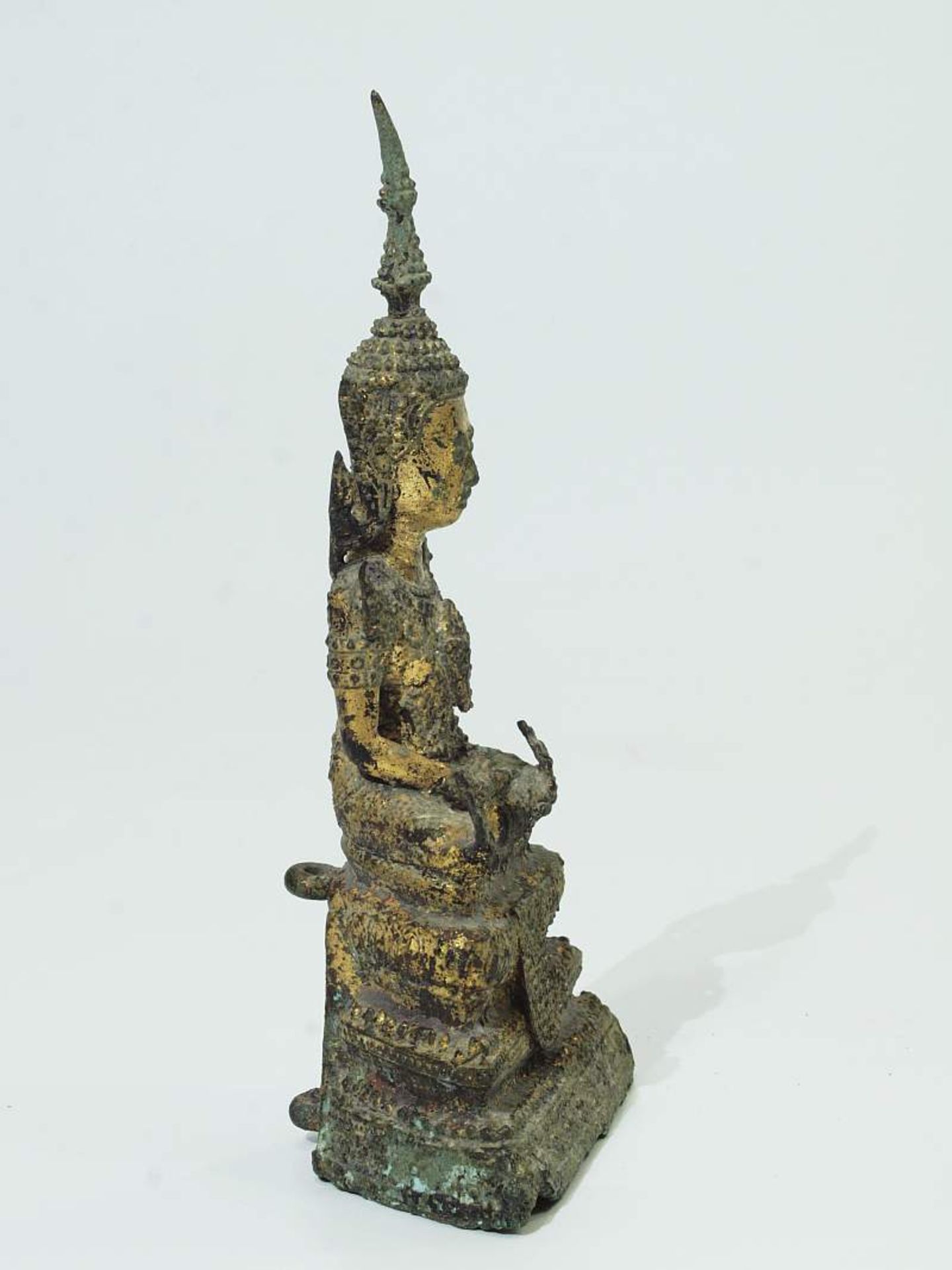 Sitzender Buddha. Sitzender Buddha. Thailand Rattanakosin, 19. Jahrhundert. Bronze, Reste einer - Image 5 of 6