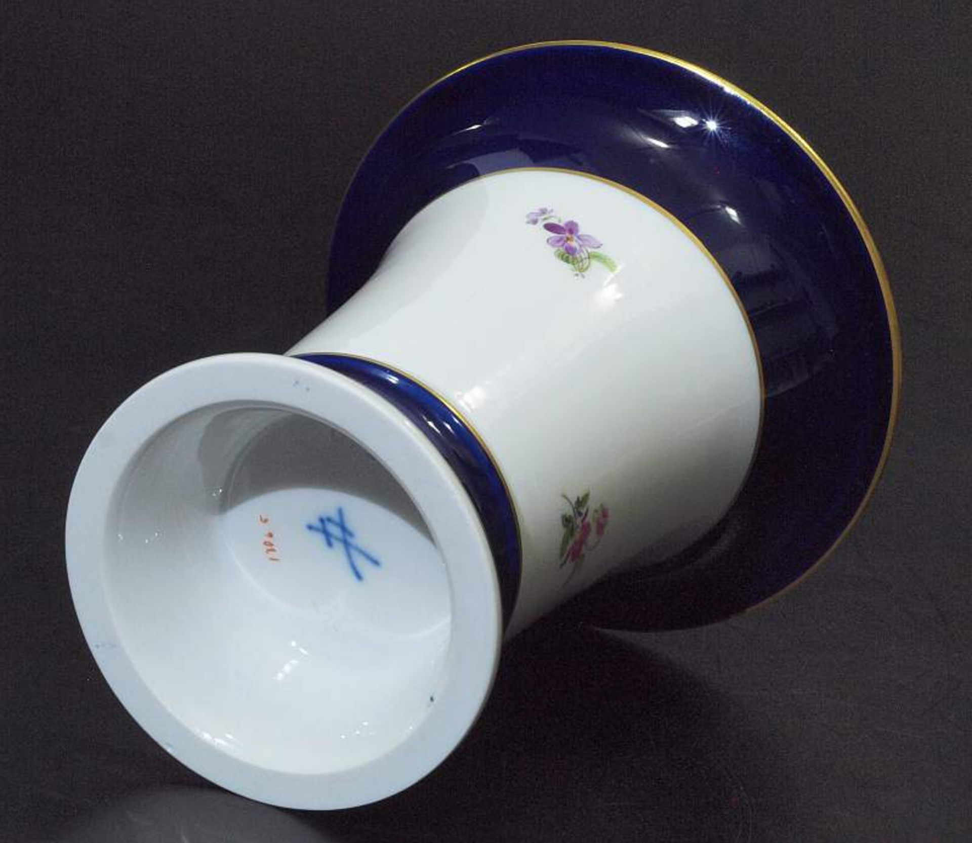 Blumenvase. MEISSEN. Blumenvase. MEISSEN nach 1934, 1. Wahl. Modell-Nummer 540. Farbige - Image 3 of 4