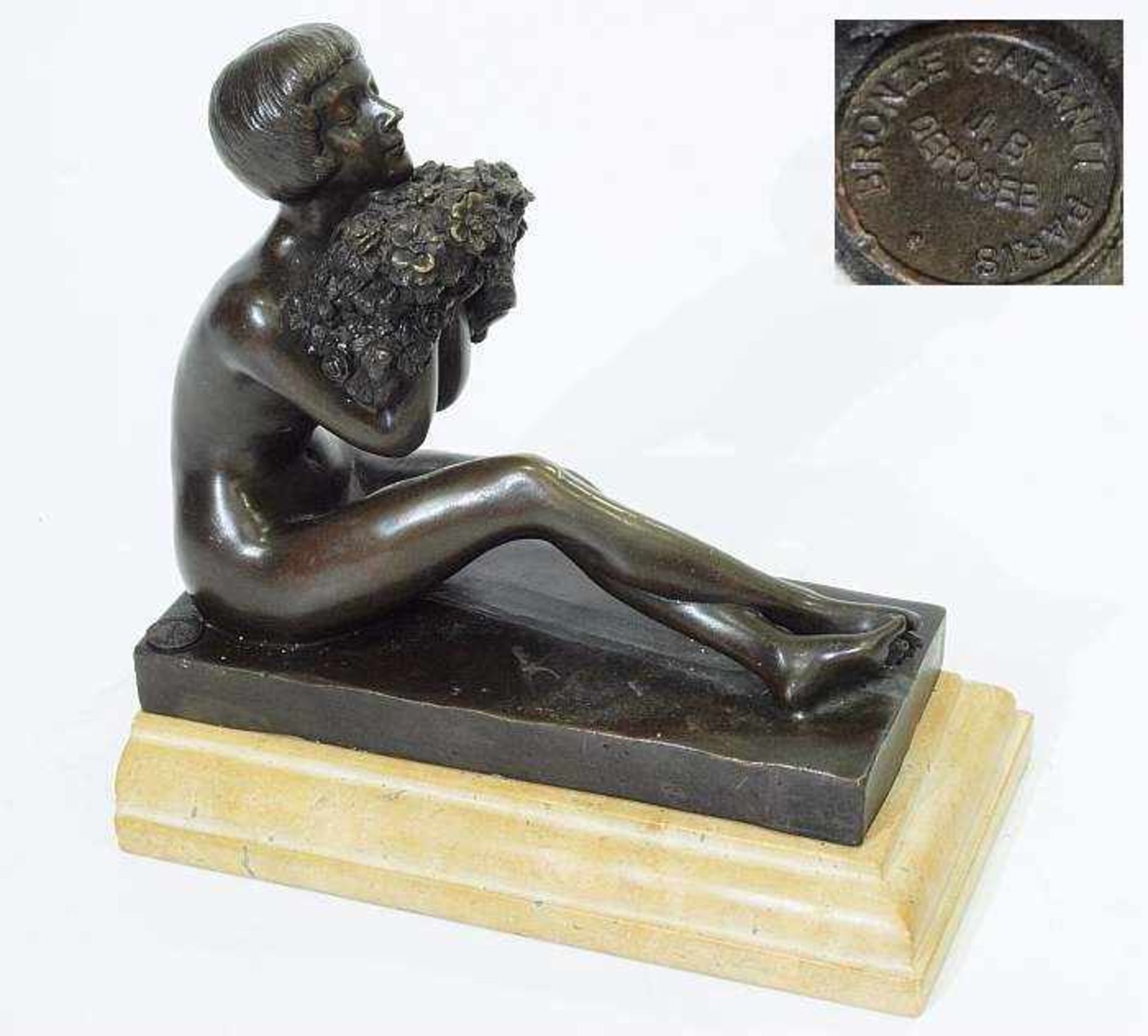 Sitzender weiblicher Akt mit Blumen. Sitzender weiblicher Akt mit Blumen, 20. Jahrhundert. Bronze,
