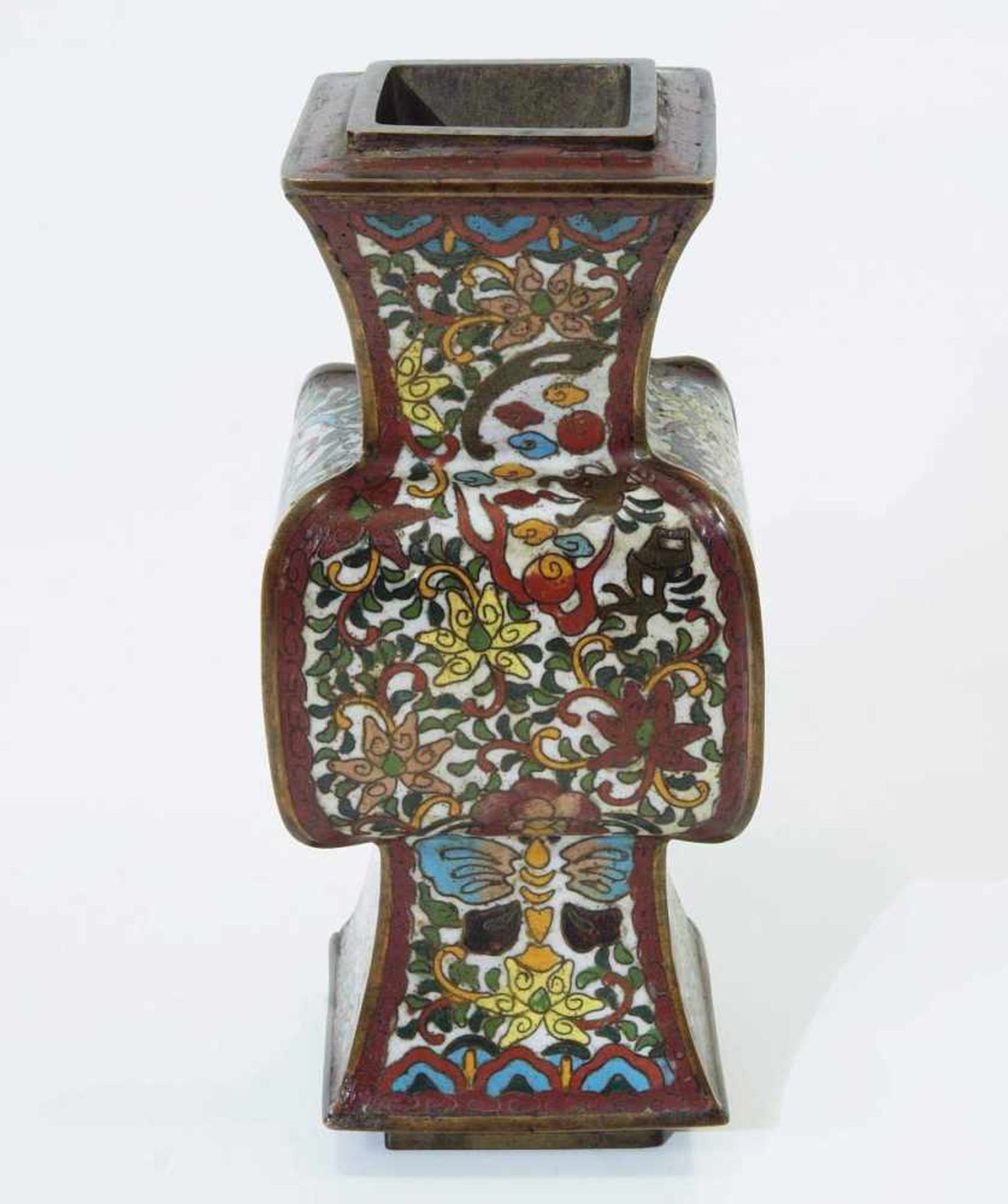 Vase. Vase. China, 20. Jahrhundert. Polychrome Cloissonné-Technik mit Floral- und Tiermotiven, - Image 2 of 6
