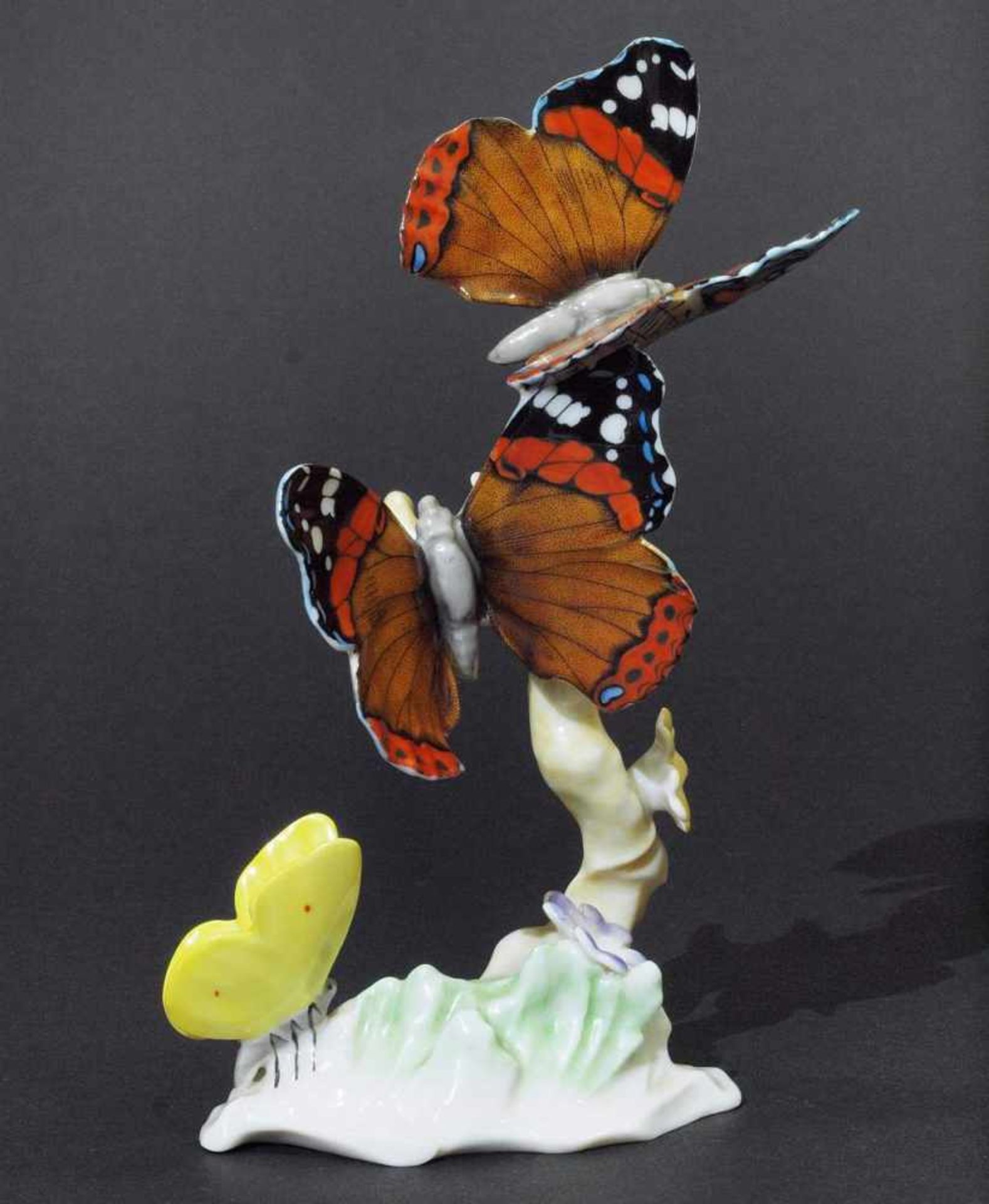 Figurengruppe mit Schmetterlingen. Figurengruppe mit Schmetterlingen. HUTSCHENREUTHER, 20. - Image 2 of 5