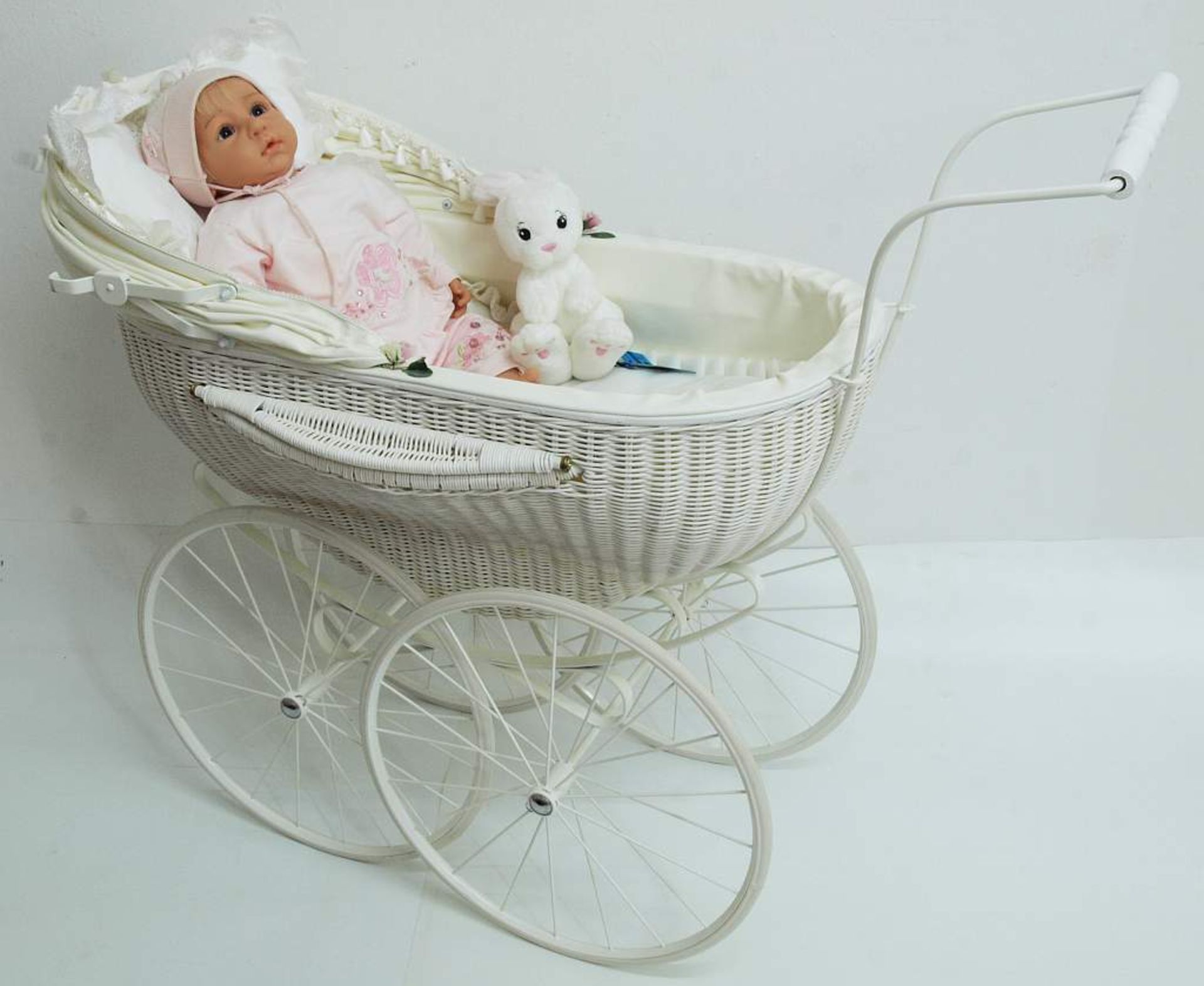 Reborn-Babypuppe mit Stubenwagen. Reborn-Babypuppe mit Stubenwagen. MIERA by LINDE SCHERER, am - Bild 2 aus 6